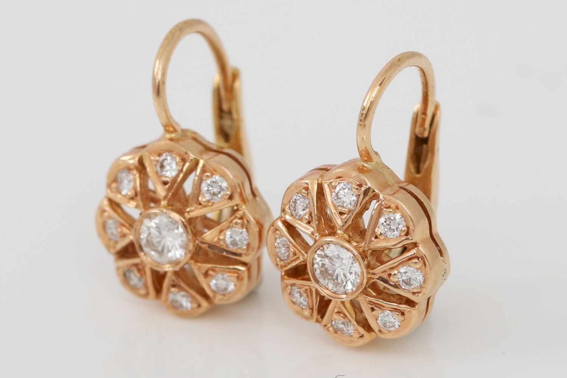 Paar Ohrhänger18K Rotgold und 8 Diamanten, mittig ein Brillant (ca. 0,08ct.), Blütenform, L ca. 1,