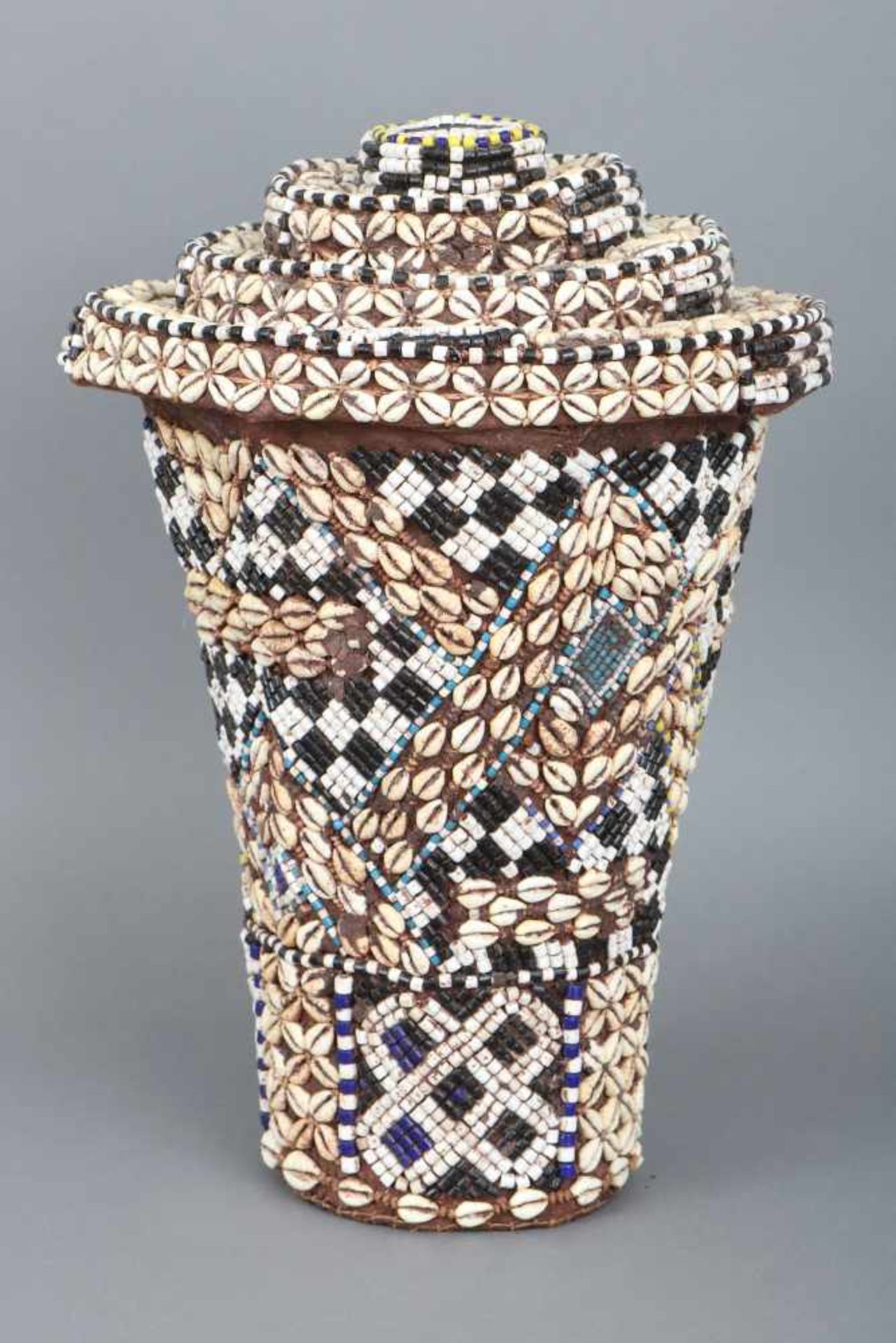 Afrikanischer Deckelkorbwohl Kongo, 2. Hälfte 20. Jahrhundert, zylindrischer Korb mit farbigen
