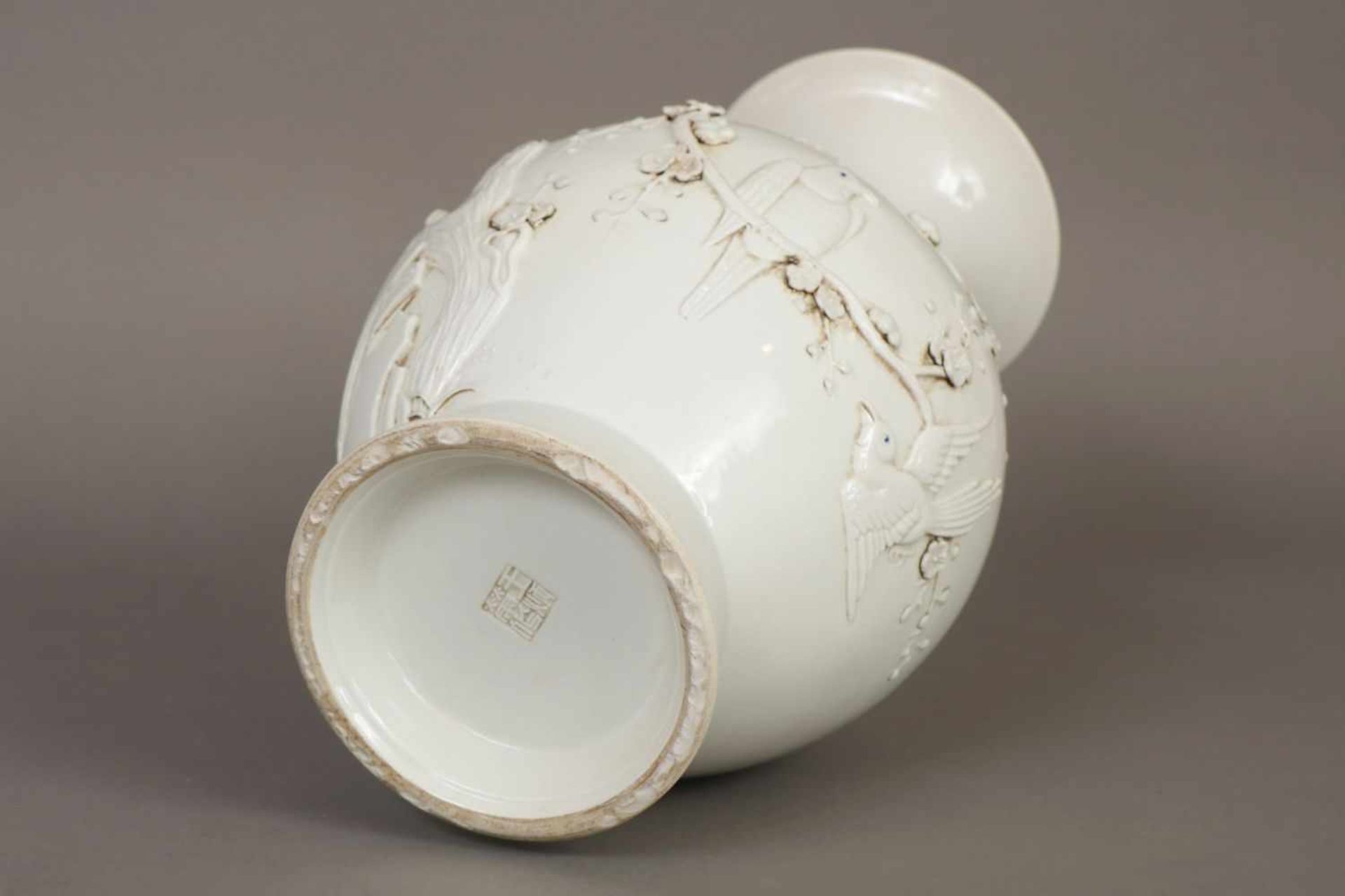 Blanc-de-Chine Vase im Stile MingPorzellan, China, Qing Dynastie (1644-1912), Balusterform, - Bild 2 aus 2