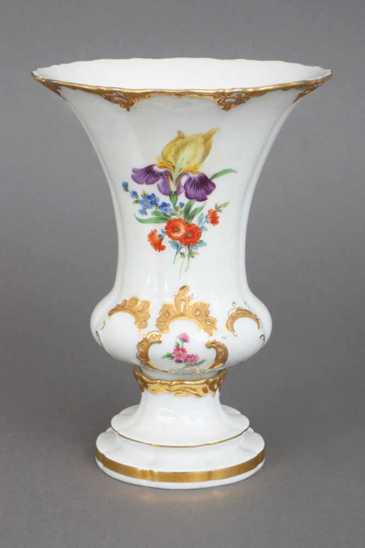 MEISSEN VasePrunkdekor mit Bouquetmalerei und üppiger Gold- und Ätzgoldstaffage, Kraterform, H ca.