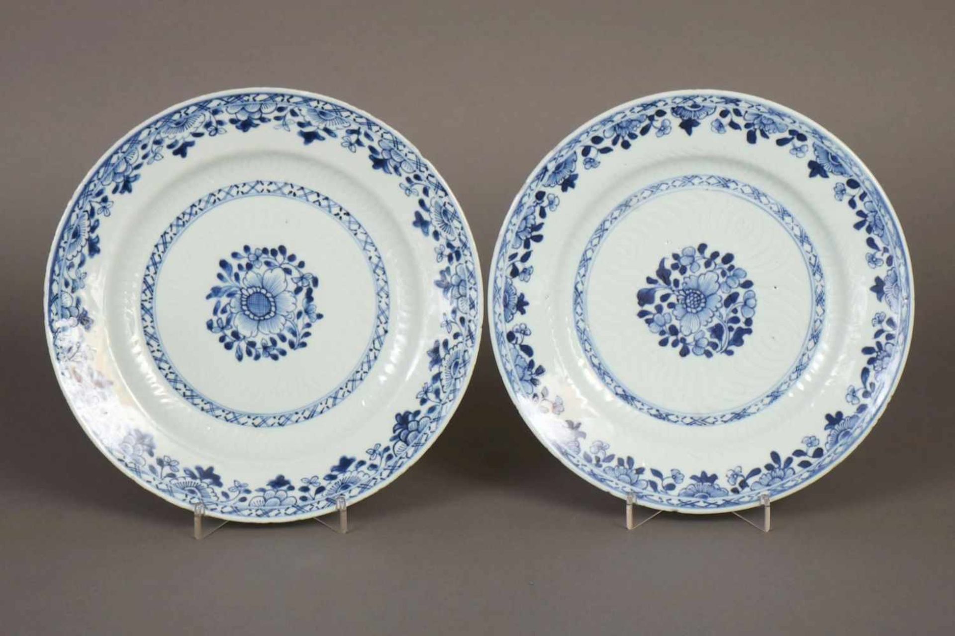 Paar chinesische TellerQing Dynastie (1644-1912, hier wohl Chien-lung), gemuldeter Teller mit