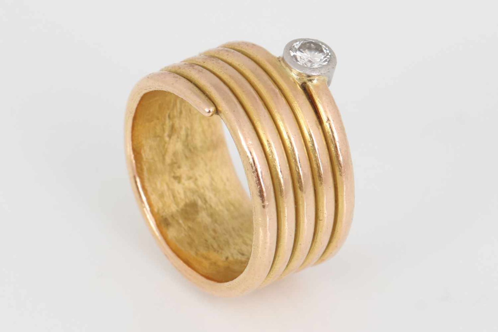 Goldring mit DiamantRoségold, spiralförmige, breite Schiene, 1 Brillant, ca. 0,15ct., vsi, Gewicht - Image 2 of 2