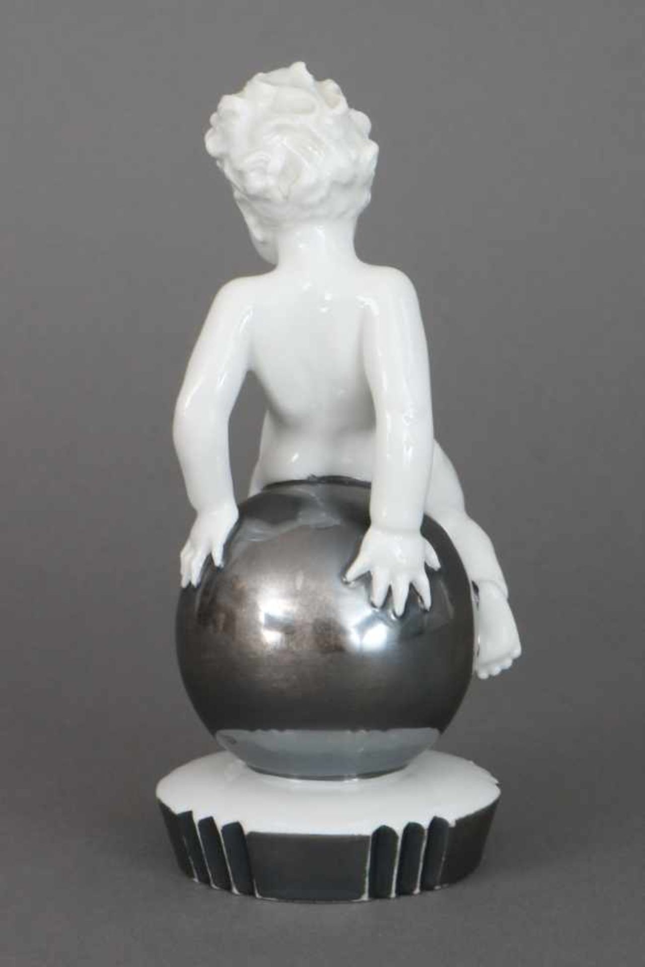 ROSENTHAL Porzellanfigur ¨Putto auf Silberkugel sitzend¨Entwurf Franz NAGY (1888-1959), um 1920/ - Bild 2 aus 3