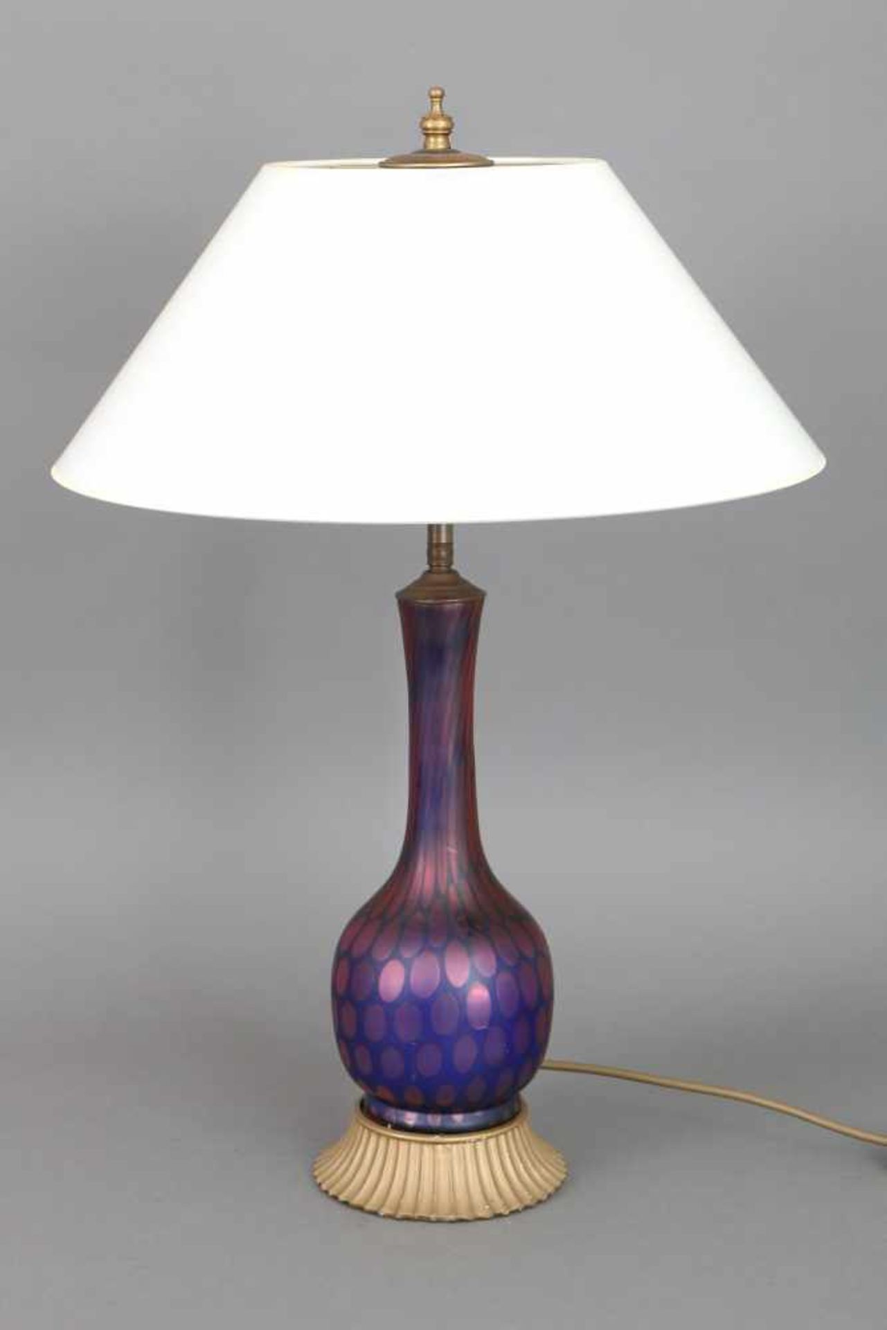 TischlampeFuß in Form einer Jugendstil Glasvase, Keulenform, blau-violettes Glas, irisierend und