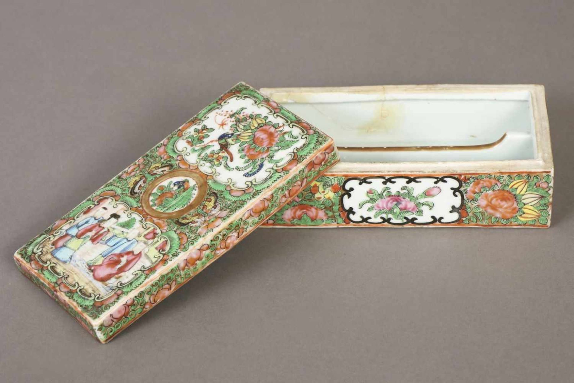Chinesische Porzellan-DeckeldoseKanton, Qing Dynastie (1644-1912, hier um 1850), allseitig - Bild 2 aus 2