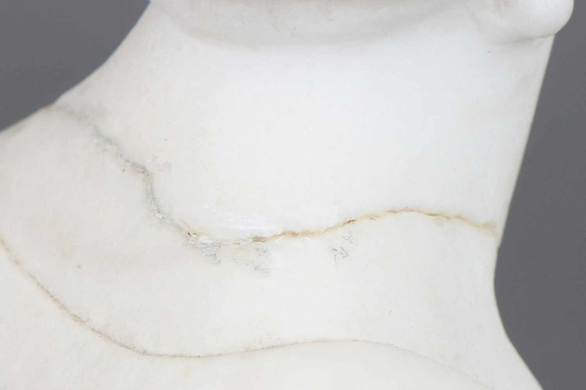 PROF. A. NARI Jugendstil Alabaster-Büste eines Mädchensverso signiert, H ca. 15cm, Bruchstelle am - Bild 5 aus 5