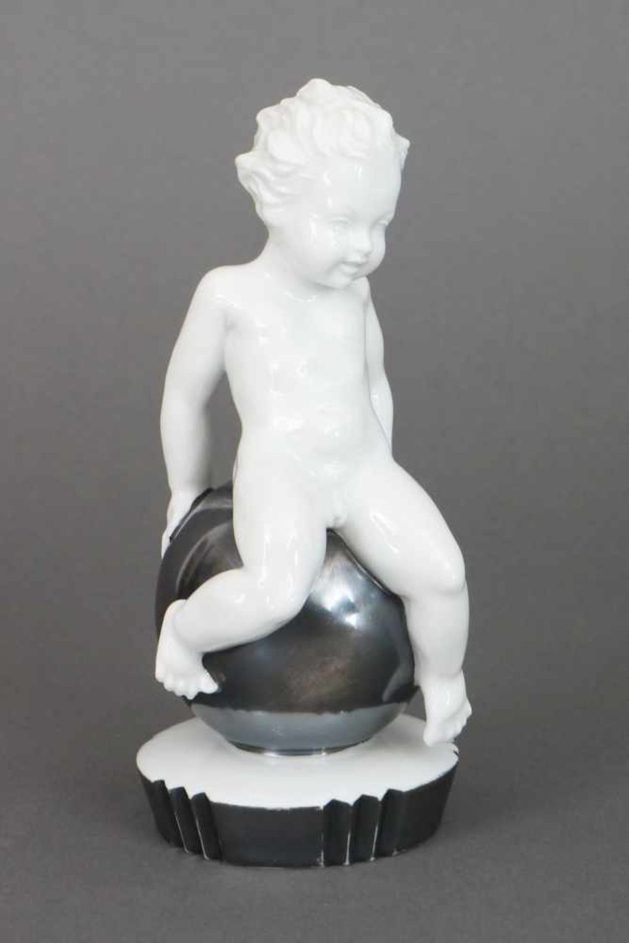 ROSENTHAL Porzellanfigur ¨Putto auf Silberkugel sitzend¨Entwurf Franz NAGY (1888-1959), um 1920/