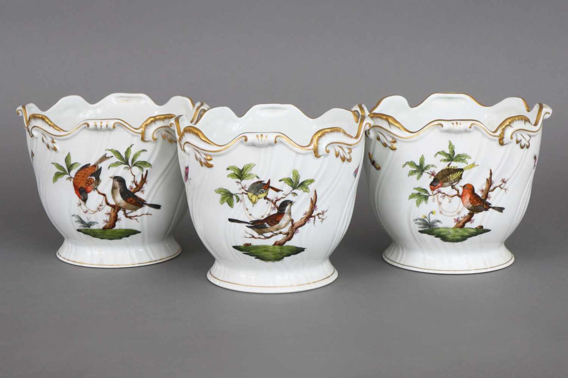 3 HEREND CachepotsPorzellan, Dekor ¨Oiseaux Rothschild¨, Golddekor, gedrehte Wandung, H 15cm, D