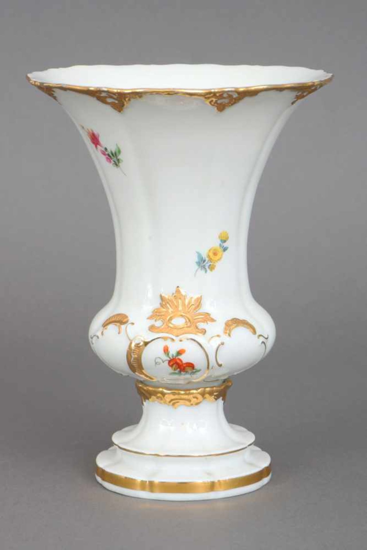 MEISSEN VasePrunkdekor mit Bouquetmalerei und üppiger Gold- und Ätzgoldstaffage, Kraterform, H ca. - Bild 2 aus 3