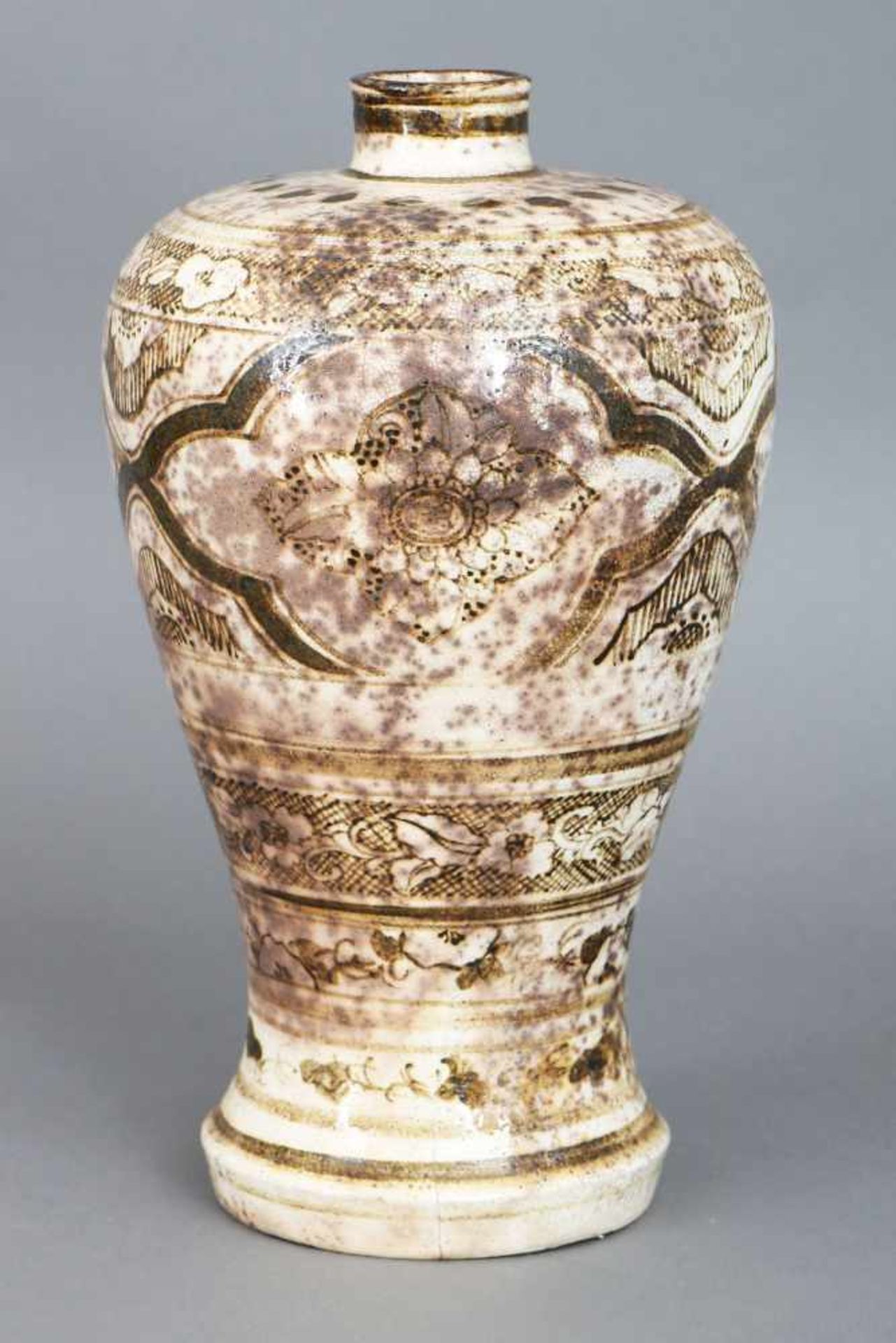 Meiping VasePorzellan, China, Ming-Dynastie (1368-1644), hell glasiert, craqueliert, mit braun-