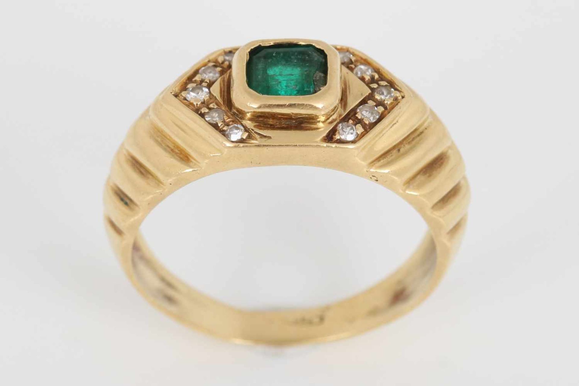 Bandring mit Brillanten und Smaragd750er Gelbgold, 10 Diamanten im 8/8-Schliff, insges. ca. 0,10ct., - Image 2 of 3