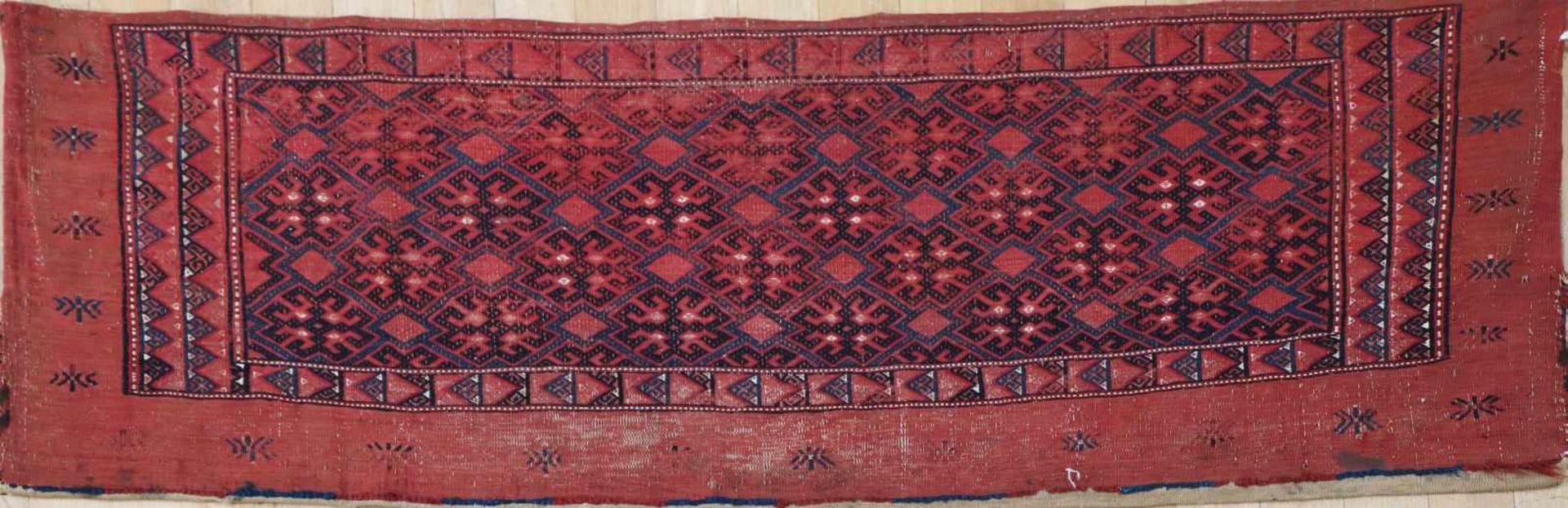 Antike turkmenische Zeltbahnum 1900, rotgrundig, geometrisches Dekor, ca. 47x130cm, Altersspuren,