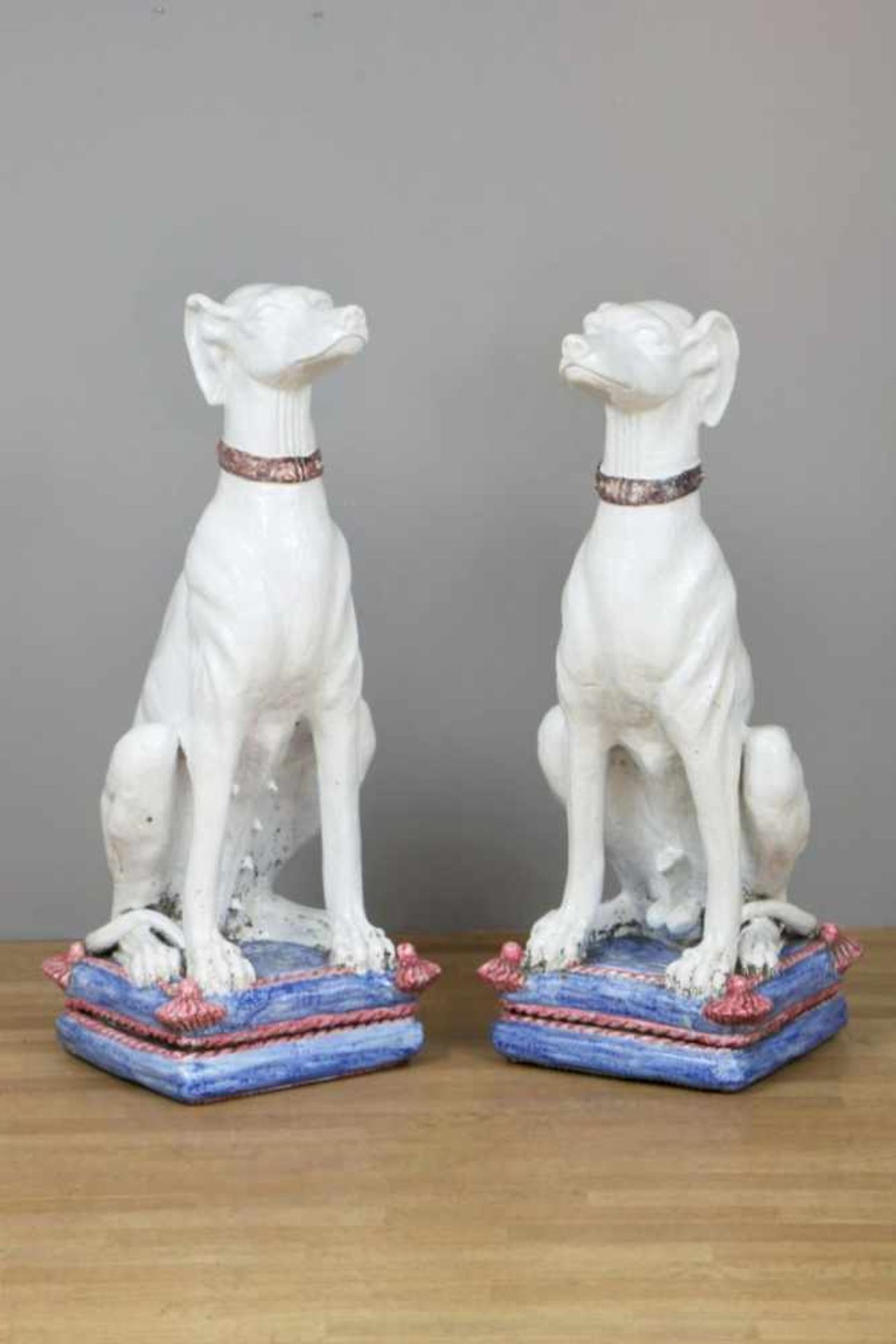 Paar große Fayence-HundefigurenItalien, wohl 1. Hälfte 20. Jhdt., hell glasiert und farbig