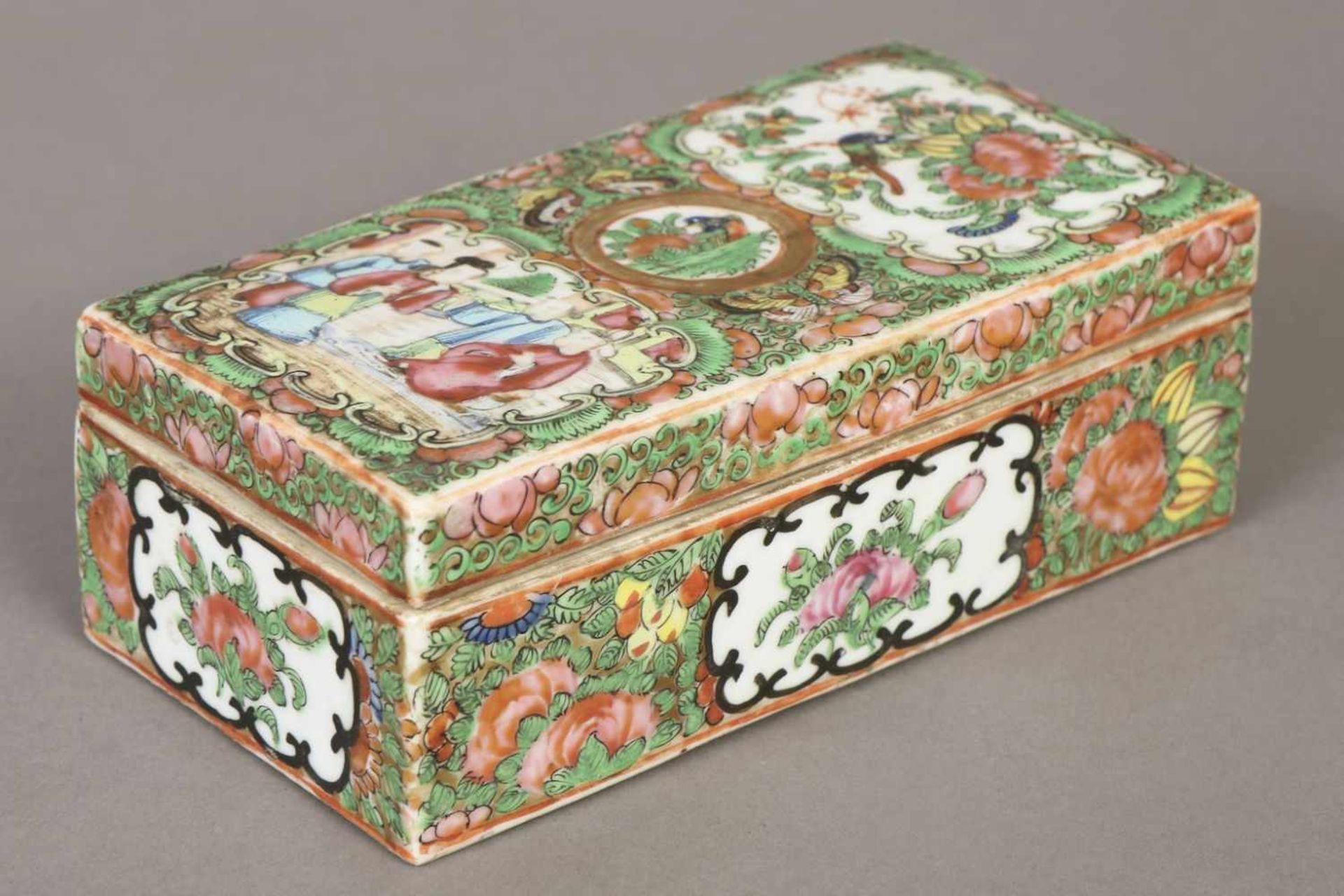 Chinesische Porzellan-DeckeldoseKanton, Qing Dynastie (1644-1912, hier um 1850), allseitig