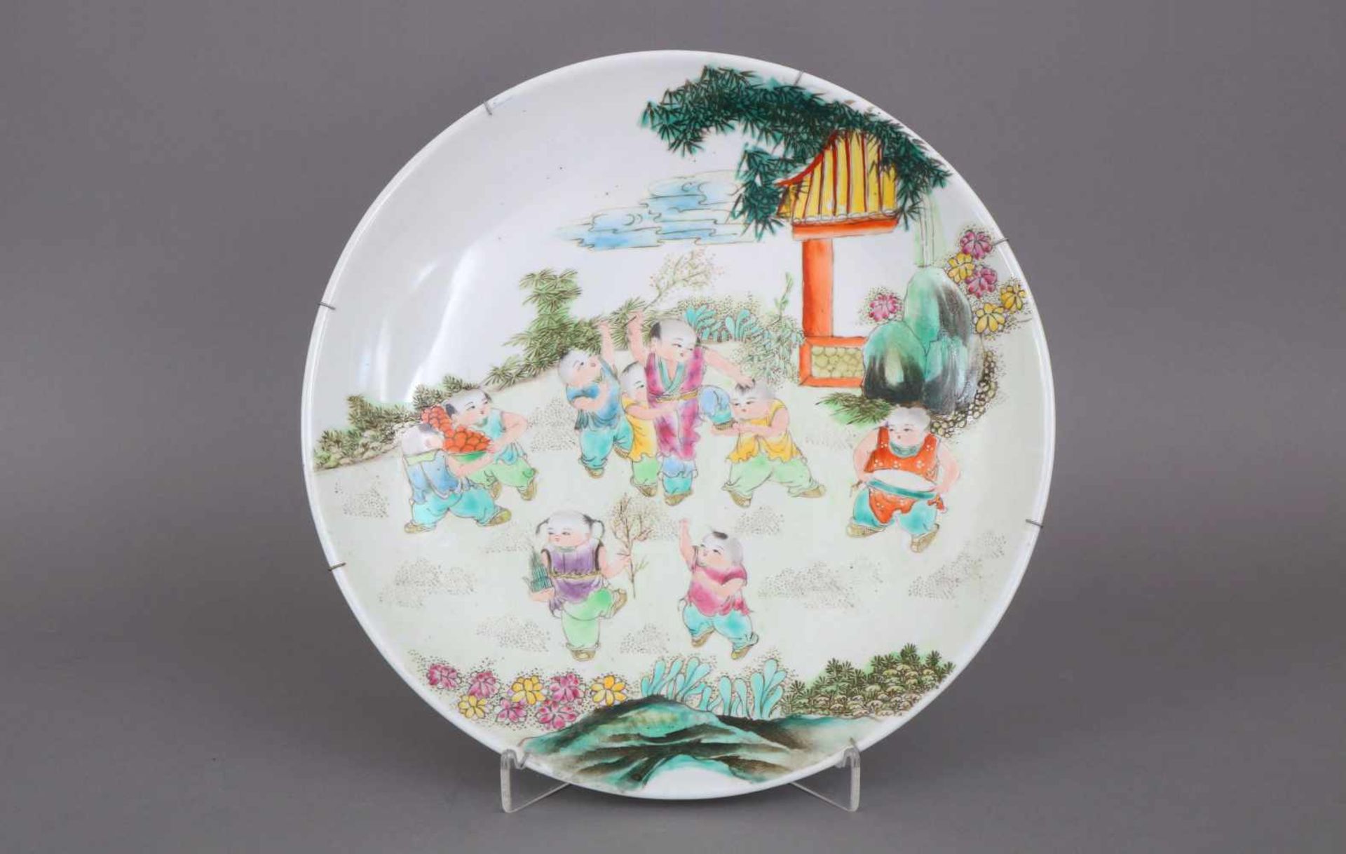 Chinesischer Porzellantellerwohl Republikzeit (1912-1949), runder, vertiefter Teller mit polychromem
