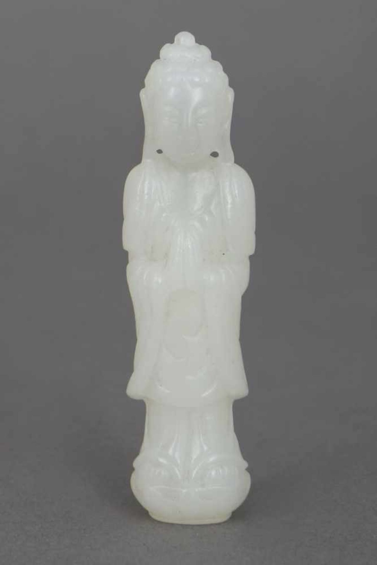 Jade-Anhängerhelle, transluzente Jade, ¨Stehender Buddha in Meditationsgestus¨, H ca. 6cm
