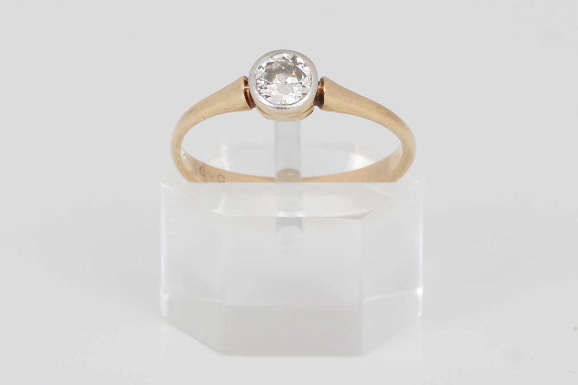 Antiker Ring mit Diamantsolitär585er Gelbgold, zarte Schiene mit 1 Diamant im Brillantschliff, ca. - Image 2 of 2