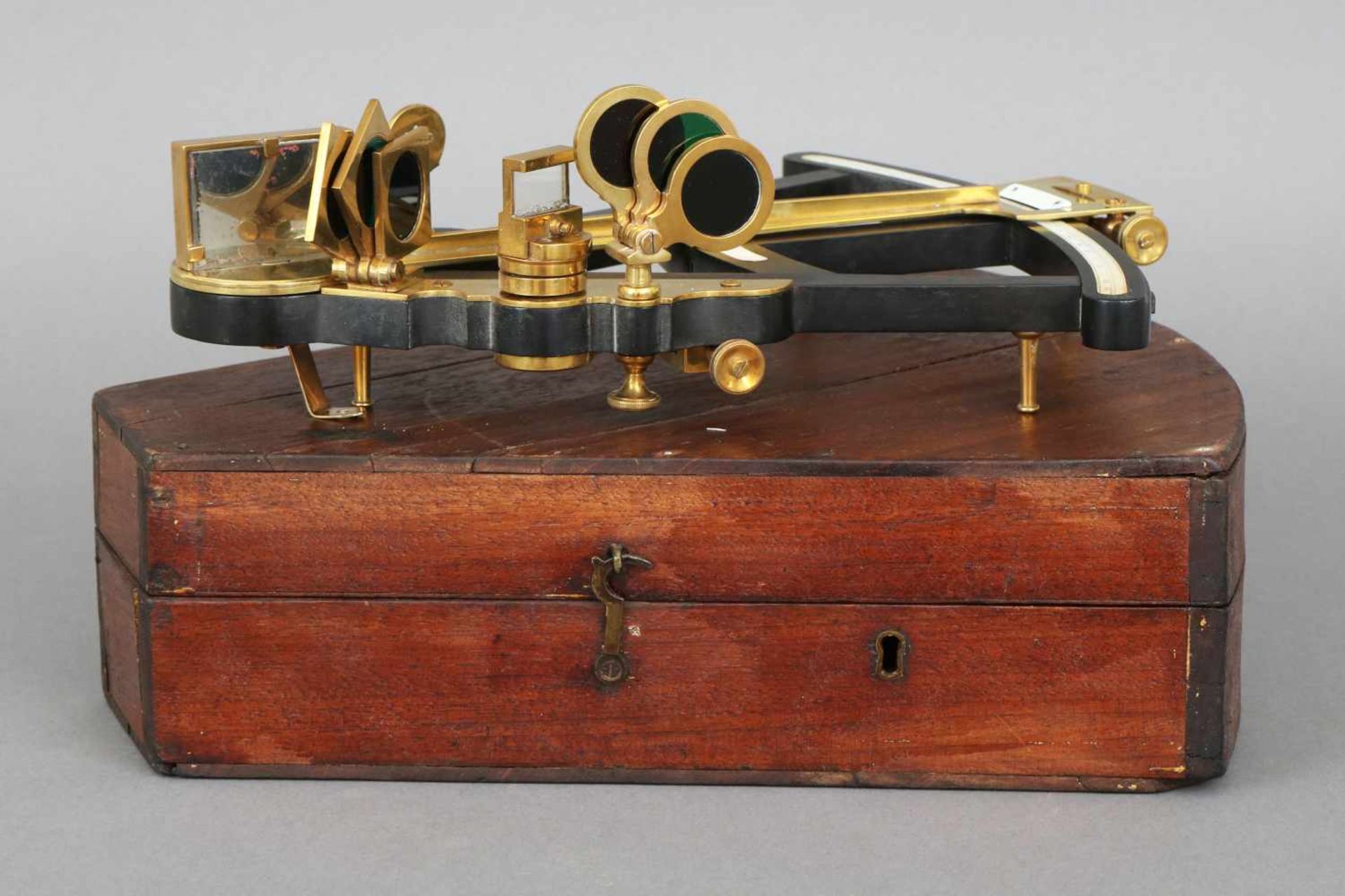 Früher Oktantunbekannter Hersteller (ungemarkt), um 1800, Glockenform, Ebenholz und Messing,