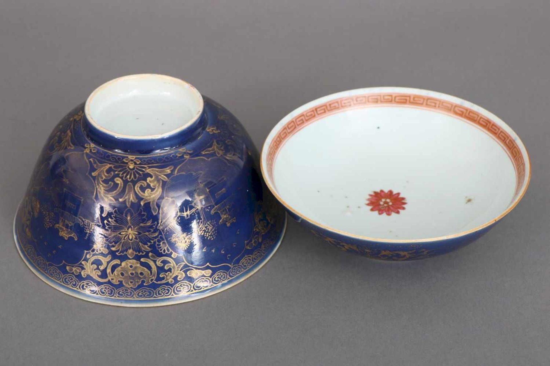 2 chinesische ¨powder blue¨ Schalen (bzw. Deckelschale)18. Jahrhundert (wohl Qianlong), runde, - Bild 3 aus 3
