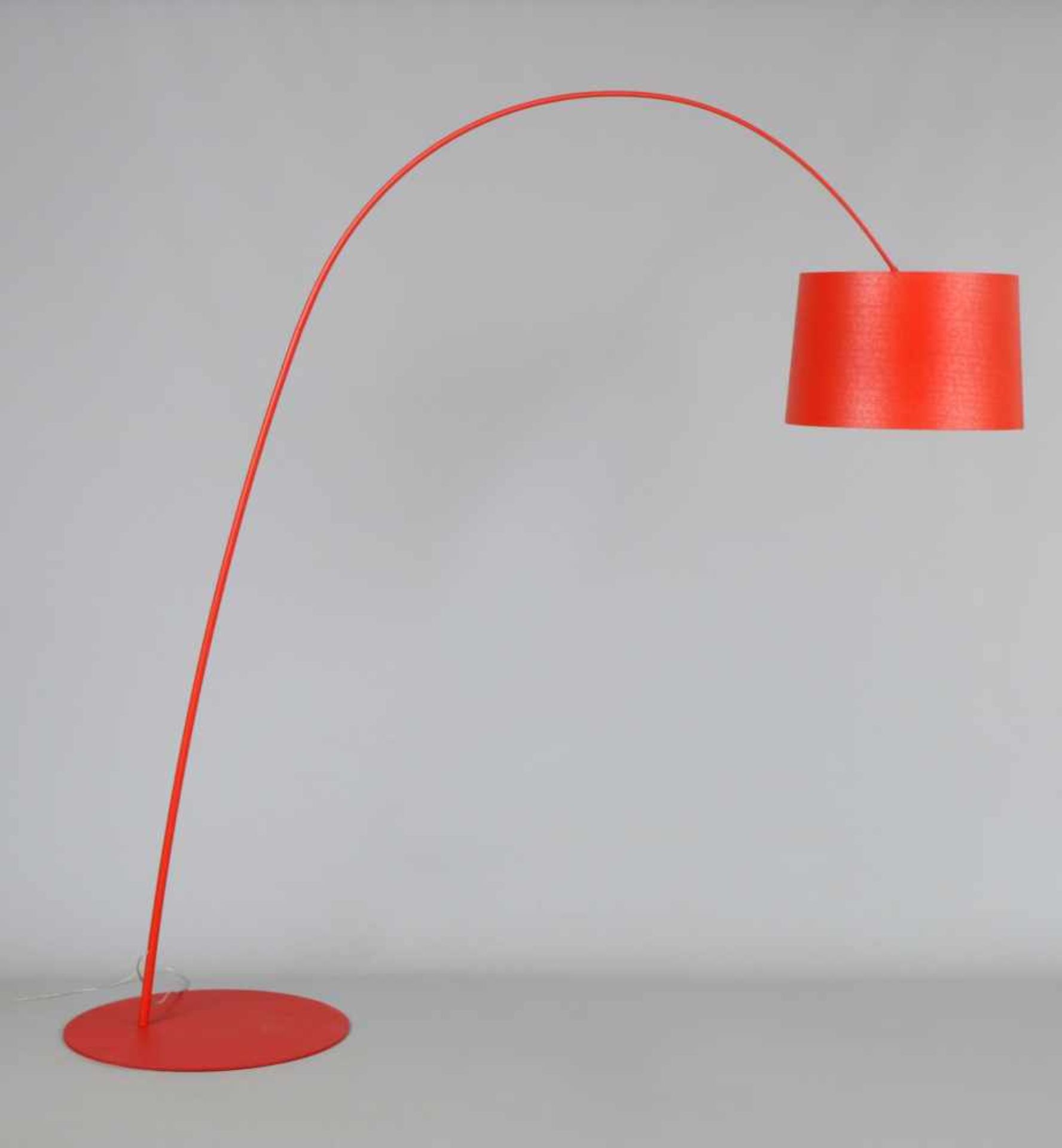 FOSCARINI Bogenlampe ¨Twiggy¨rot lackiertes Metall und roter Kunststoff-Schirm, runde Bodenplatte,