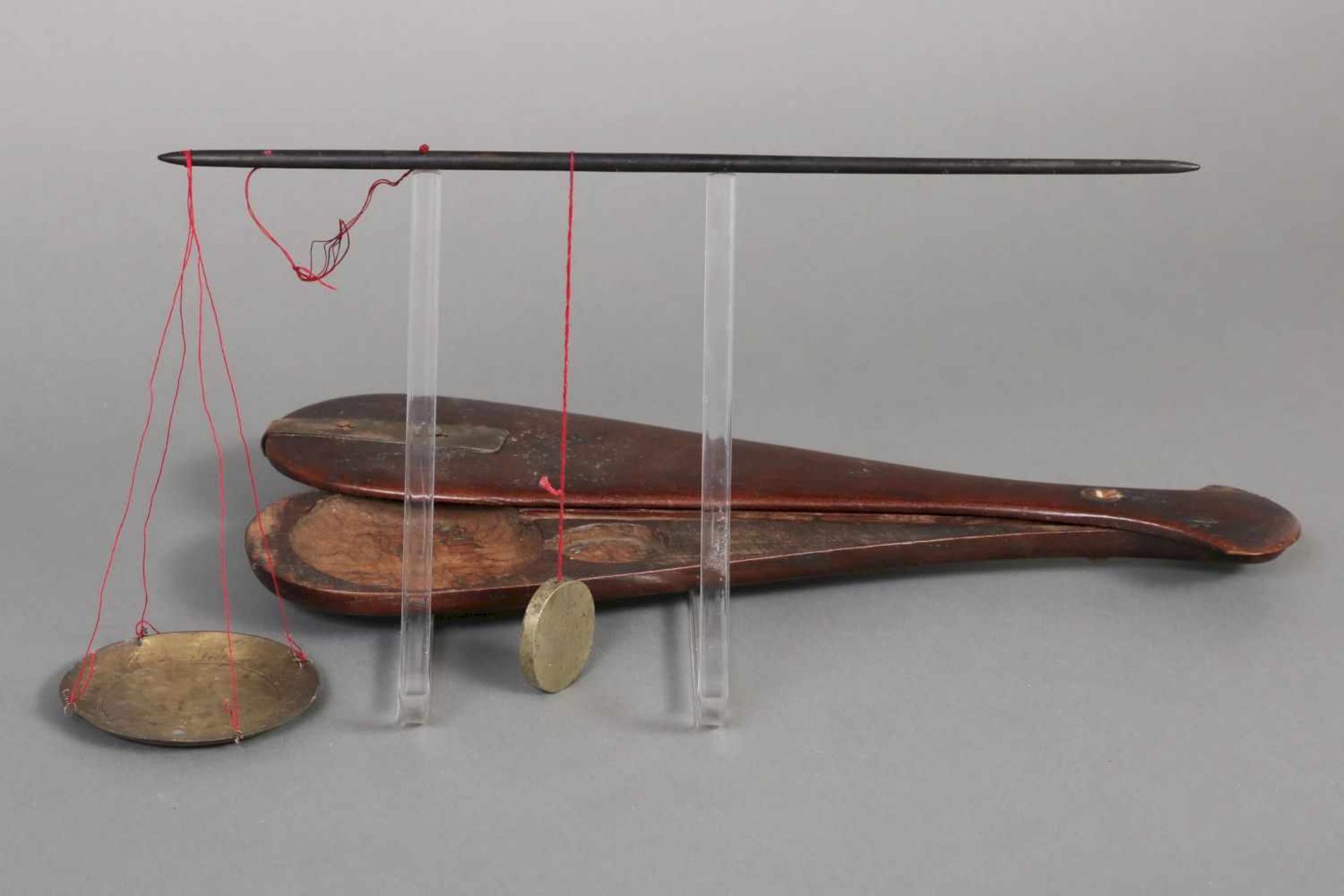 Frühe FeinwaageSchale und Gewicht Bronze, in paddel-/keulenförmigem Gehäuse mit Messingbeschlägen,