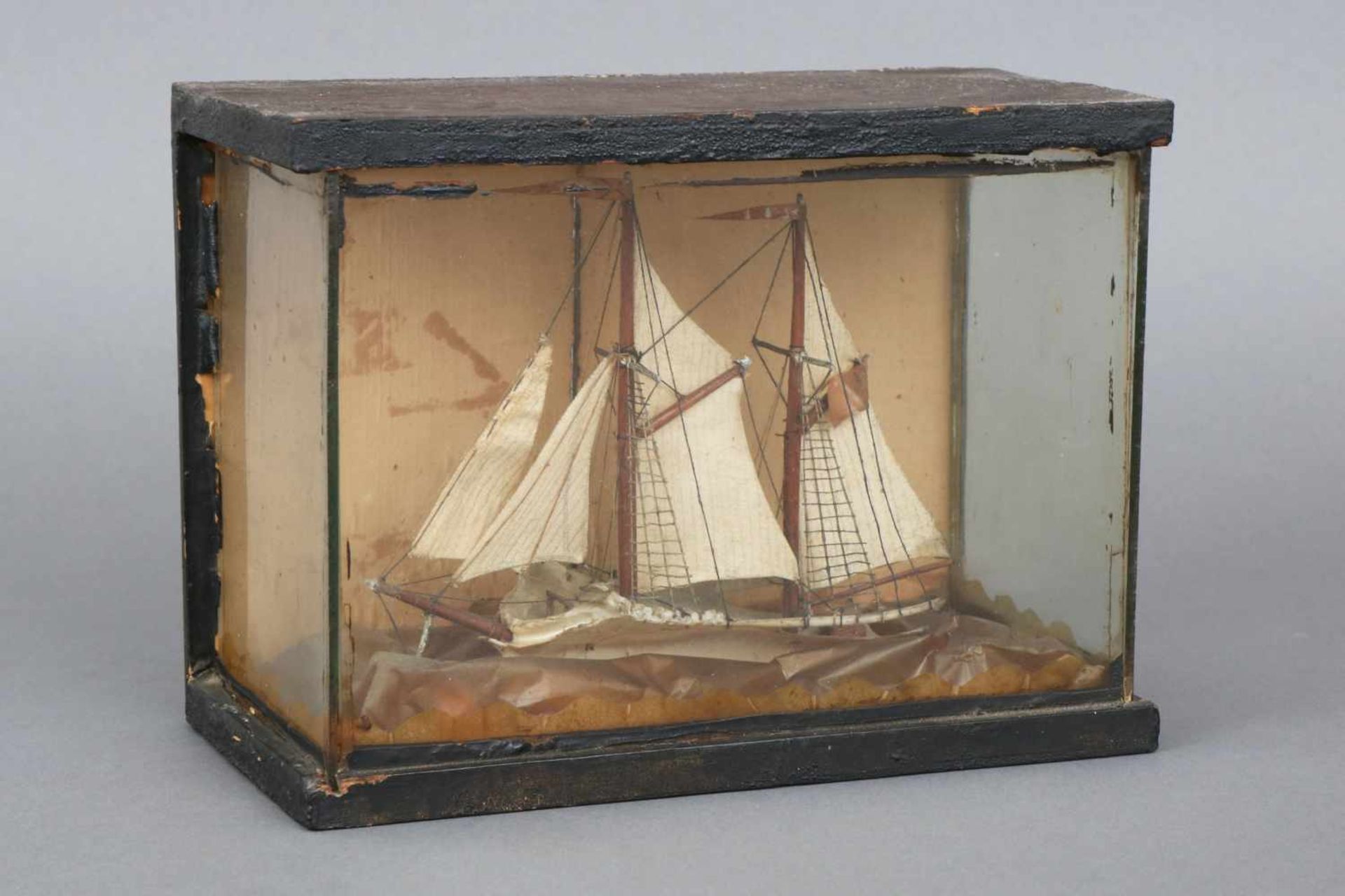 Schiffsmodell/Diorama19. Jahrhundert, ¨2-Master¨, Rumpf aus (Walfisch?)Knochen, Leinensegel,