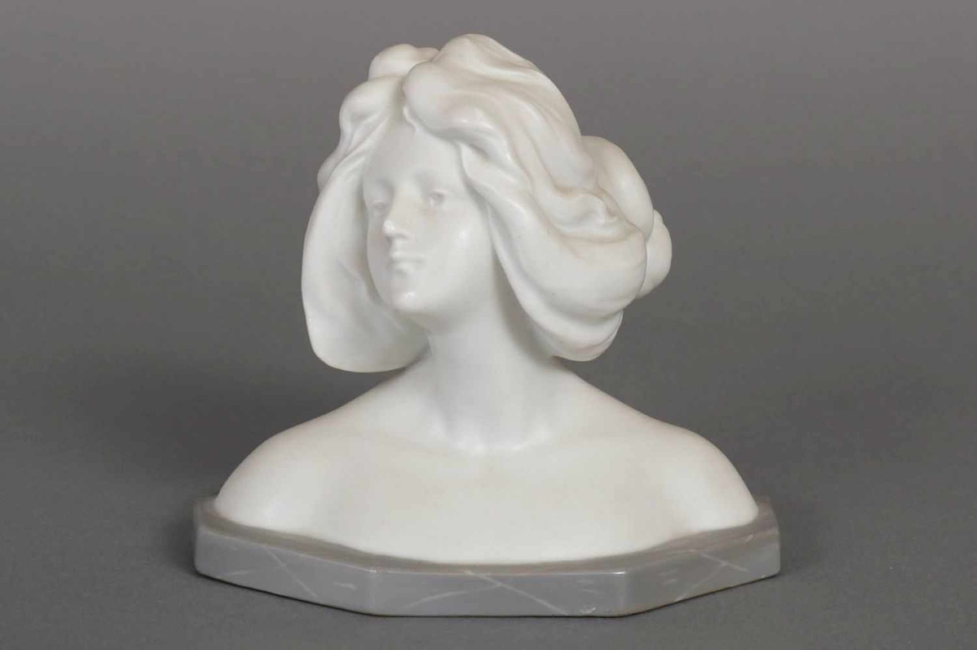ILLMENAU, GALLUBA & HOFFMANN Porzellanbüste einer jungen FrauJugendstil, im Stile einer Alabaster-
