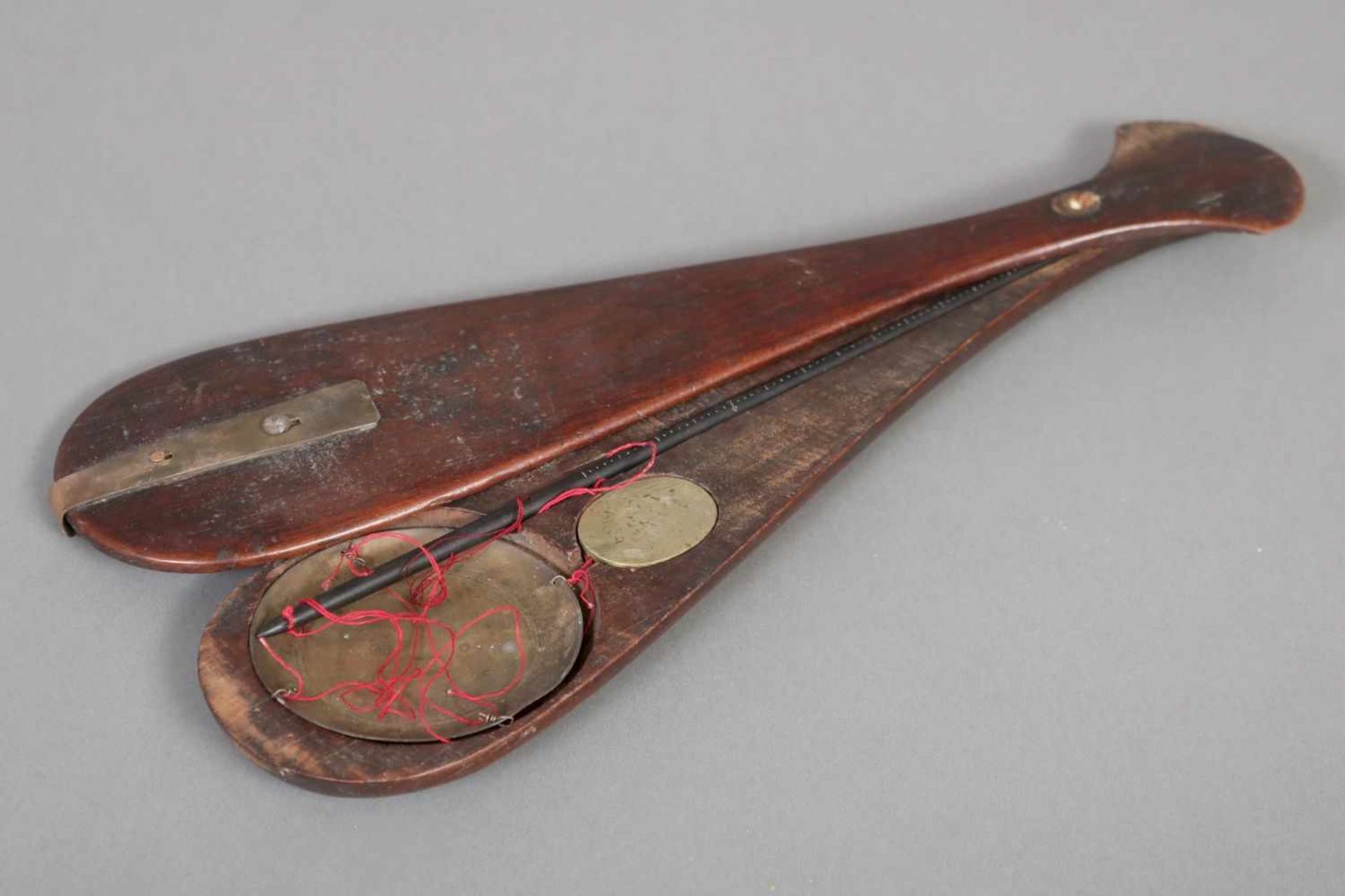 Frühe FeinwaageSchale und Gewicht Bronze, in paddel-/keulenförmigem Gehäuse mit Messingbeschlägen, - Bild 2 aus 2