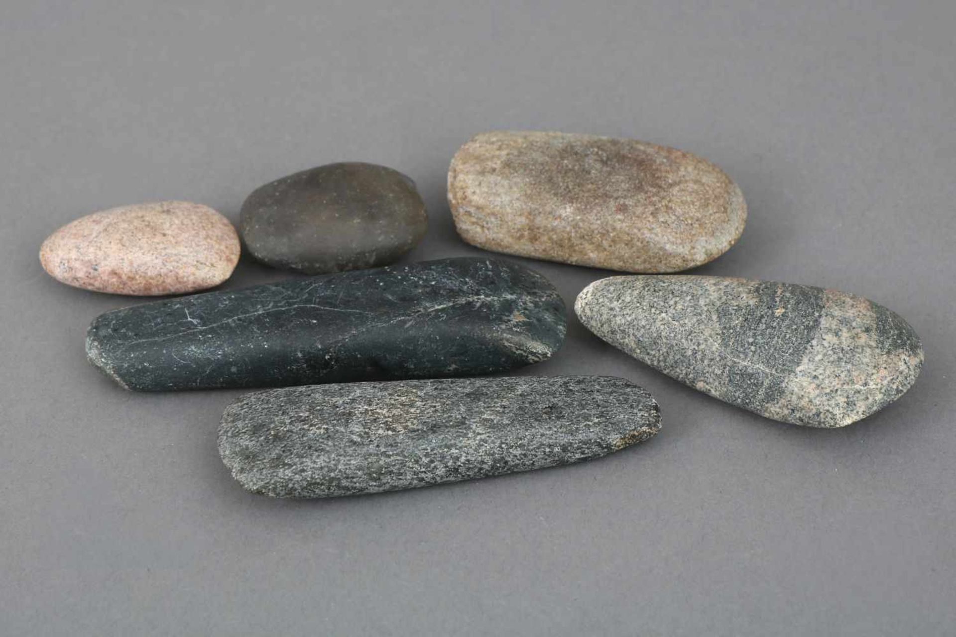 6 steinzeitliche Äxtediverse Formen, Größen und Gesteine, L ca. 6-14cm