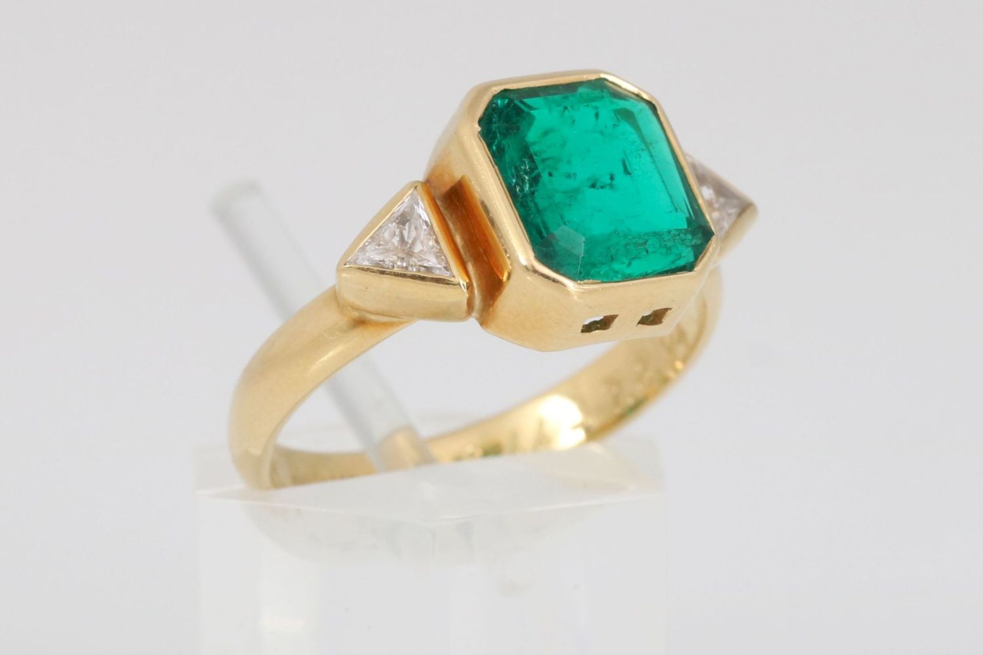 Smaragd-Ring 750er Gelbgold, mittig ein Smaragd im rechteckigen Treppenschliff, ca. 2,00ct.,