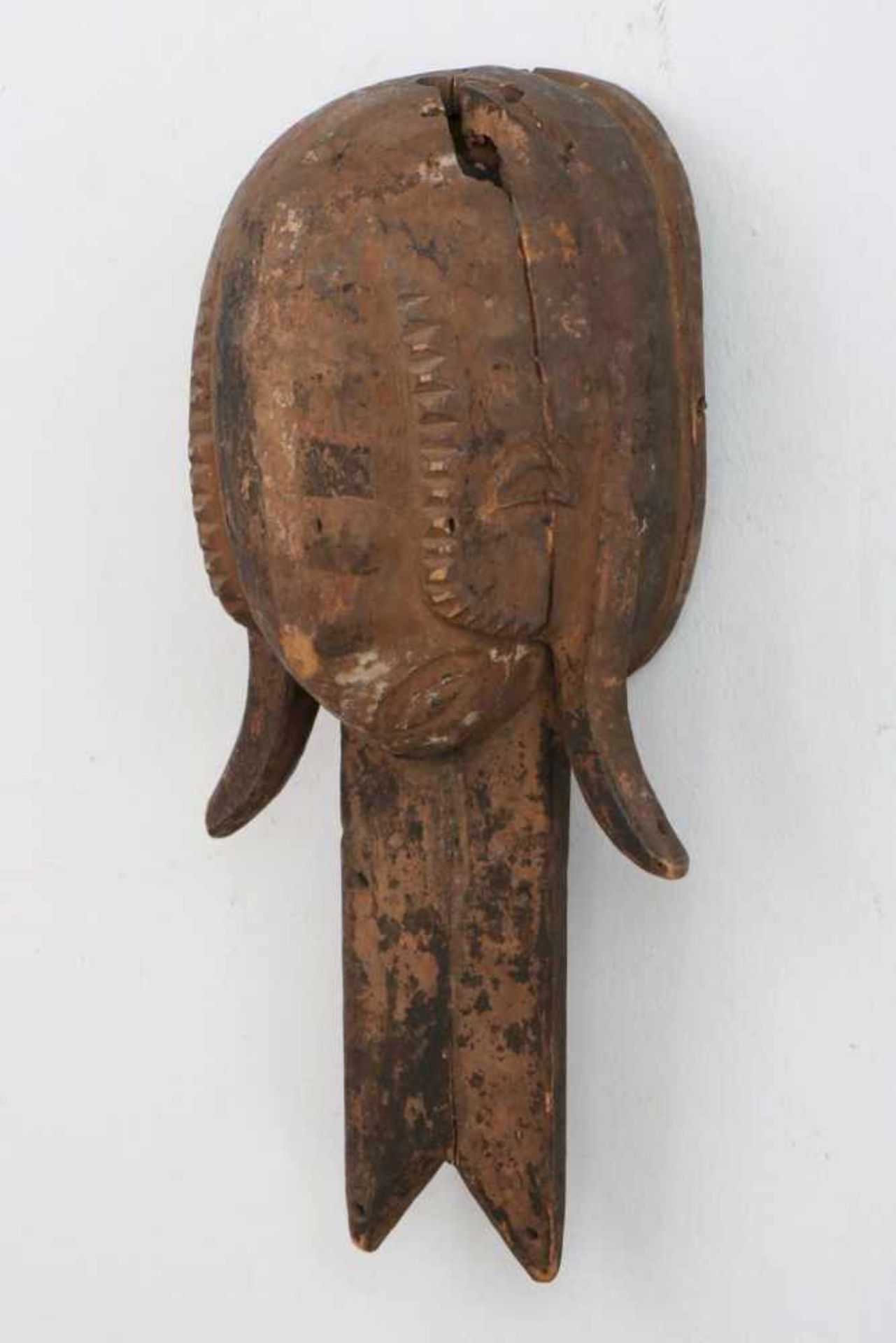 Afrikanische Tanzmaske/AufsatzZentralafrika, wohl um 1920, dunkel patiniertes Holz, geschnitzt und