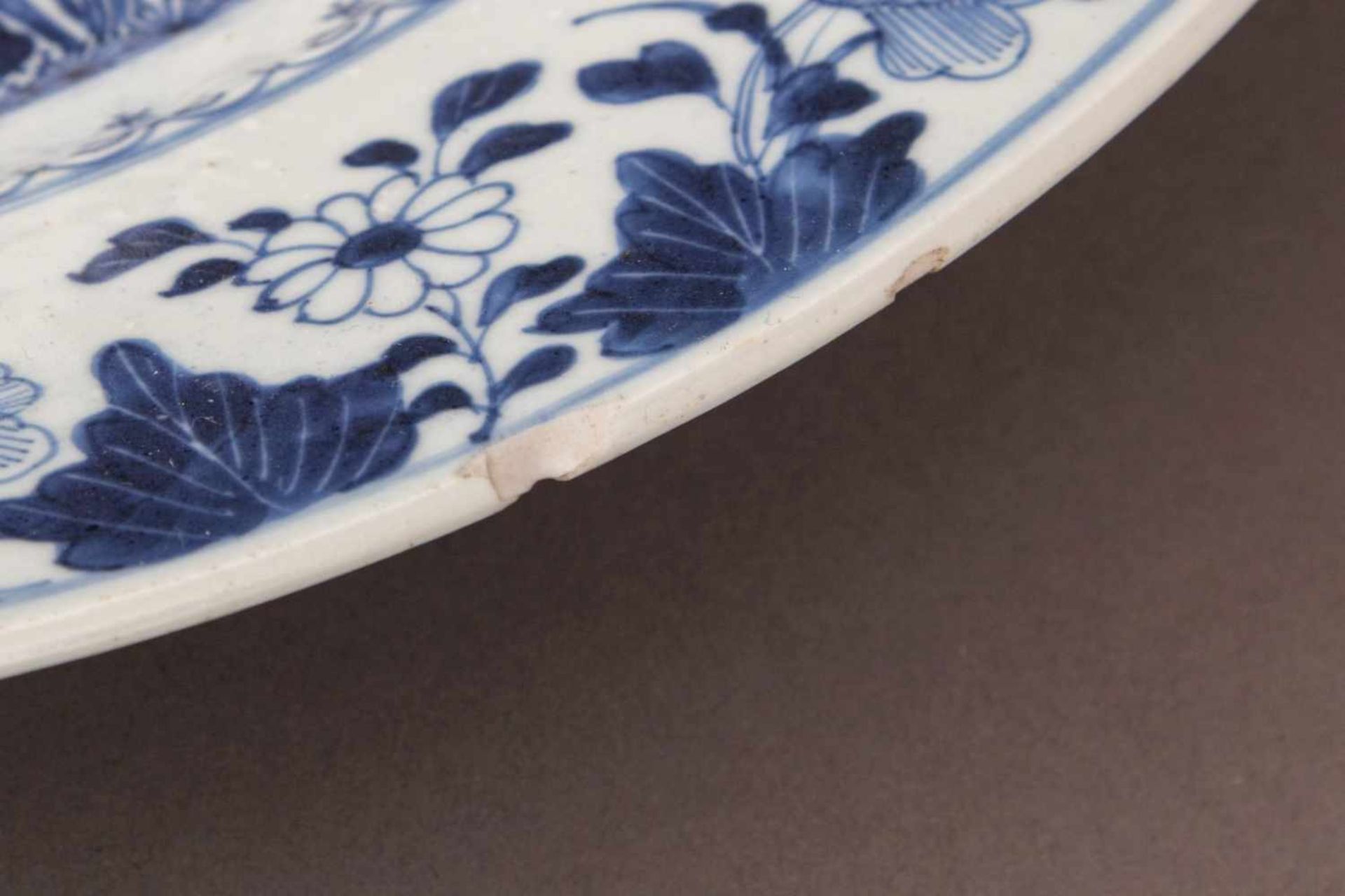 Chinesischer TellerPorzellan, weiß glasierter, runder Teller mit asiatischer Blaumalerei ¨Päonien - Bild 3 aus 3
