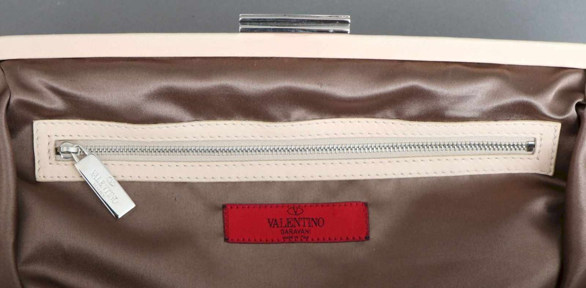 VALENTINO GARAVANI Handtaschecremefarbenes Leder mit üppigem Strass- und Paillettenbesatz, 2 kurze - Bild 3 aus 3