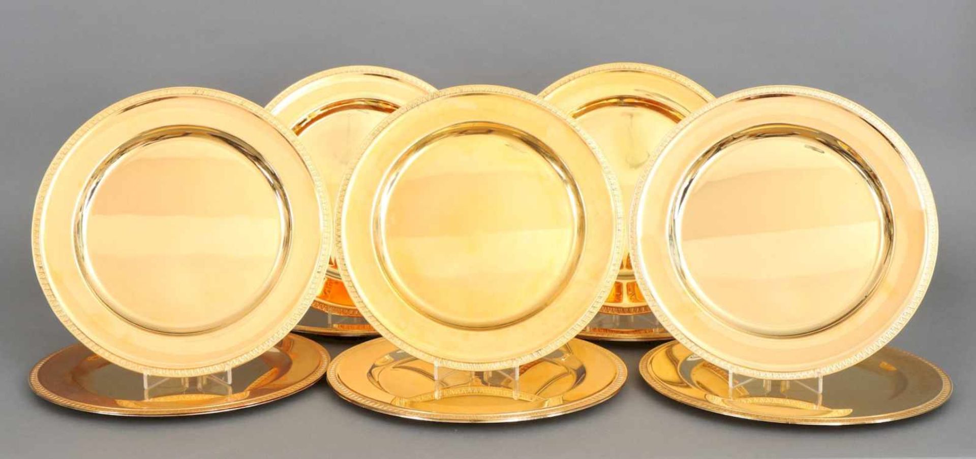 18 PlatztellerHersteller WOLFF, vergoldetes Metall, Deutschland, um 1980, runde Teller mit
