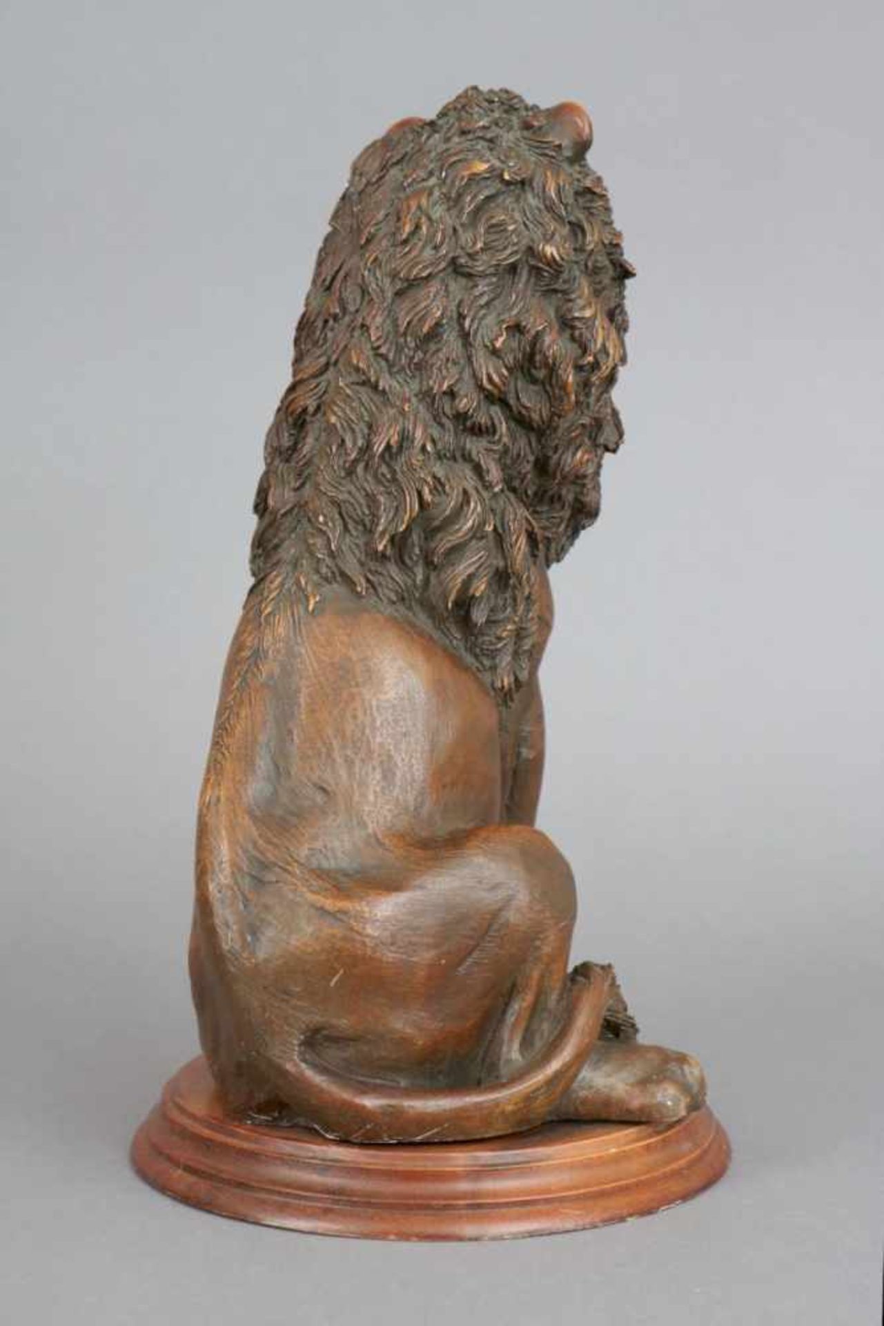 Gußfigur eines sitzenden Löwenbraun patiniert, auf rundem, profiliertem Holzsockel montiert, - Bild 2 aus 2