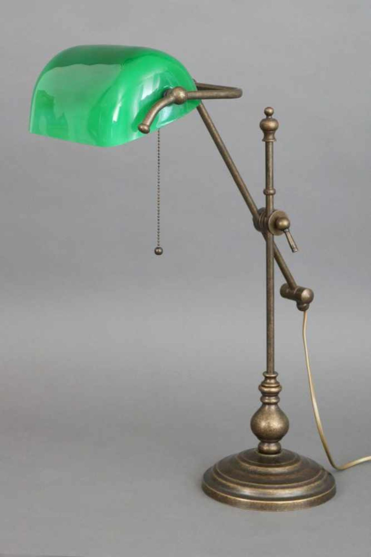 ¨Banker´s lamp¨ im Stile des 19. JahrhundertsFuß Messing, patiniert, Gelenkarm, grüner Glasschirm, 1