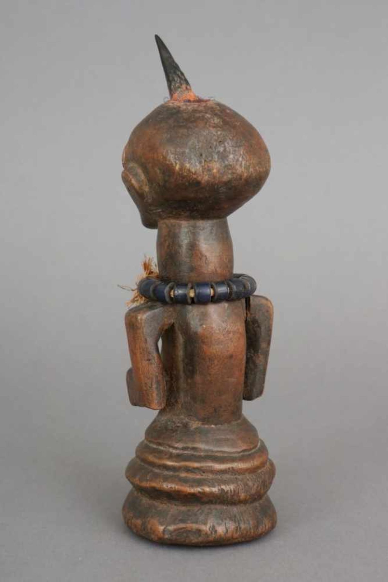 Afrikanische Fetischfigur der Songye, Kongowohl frühes 20. Jahrhundert, Holz, Beads und Metall, - Image 2 of 2