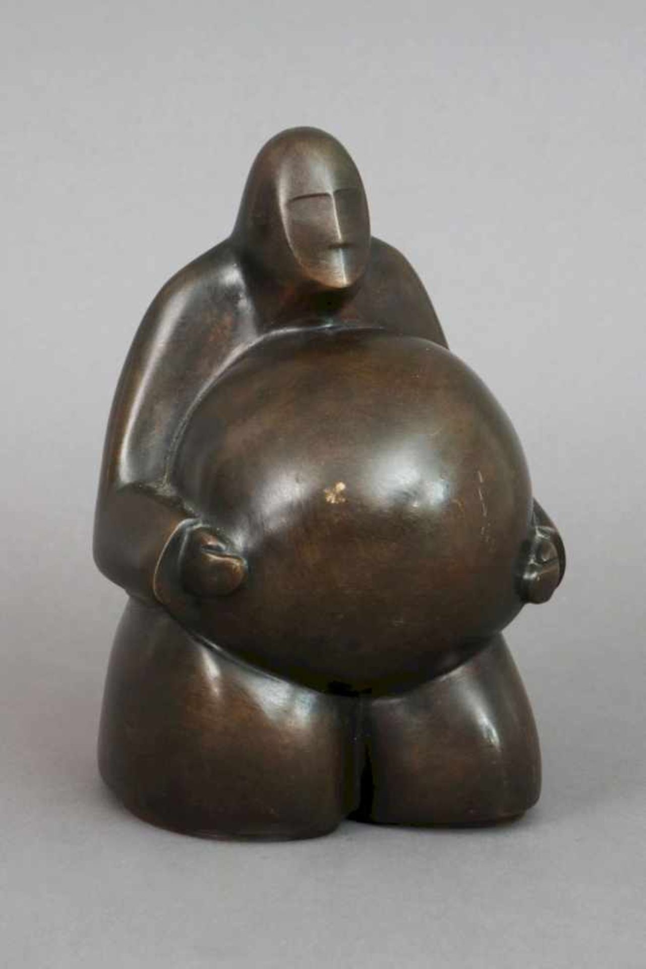 Bronzefigur ¨Figur mit Kugel¨braun patiniert, Darstellung einer schreitenden männlichen Figur, in