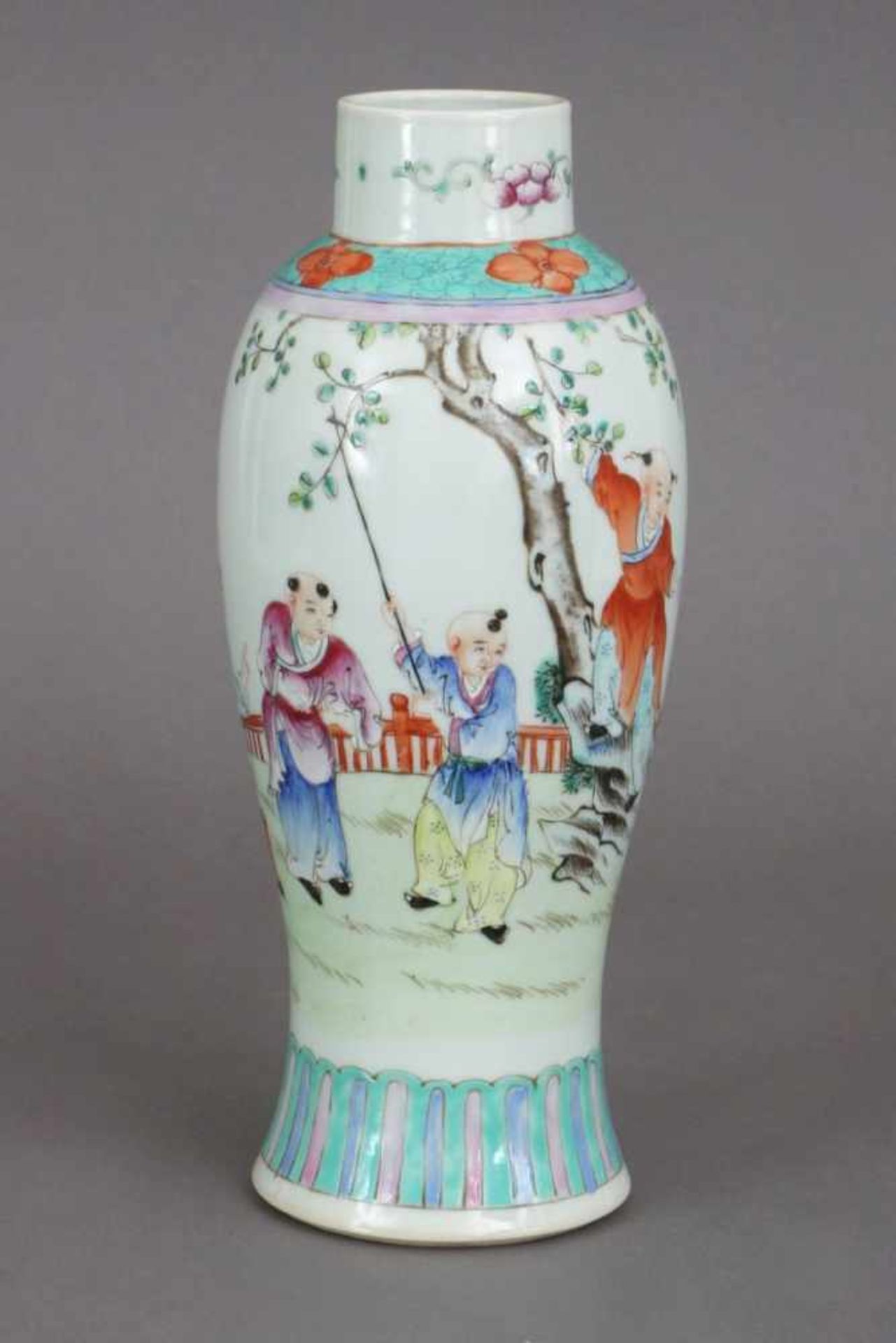 Chinesische famille-rose VasePorzellan, Qing Dynastie, schlanker, ovoider Korpus, umlaufend