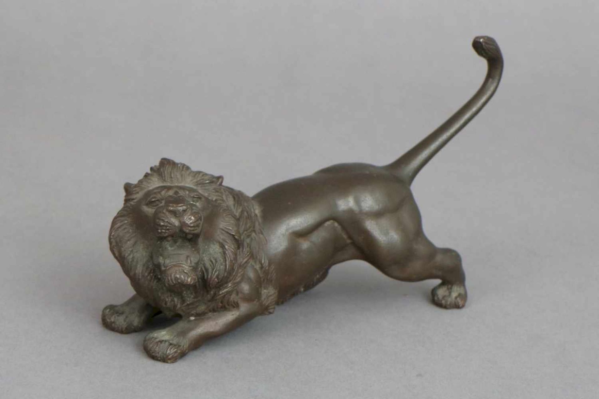 Japanische Meiji Bronzefigur eines Löwendunkel patiniert, schreitende Darstellung mit