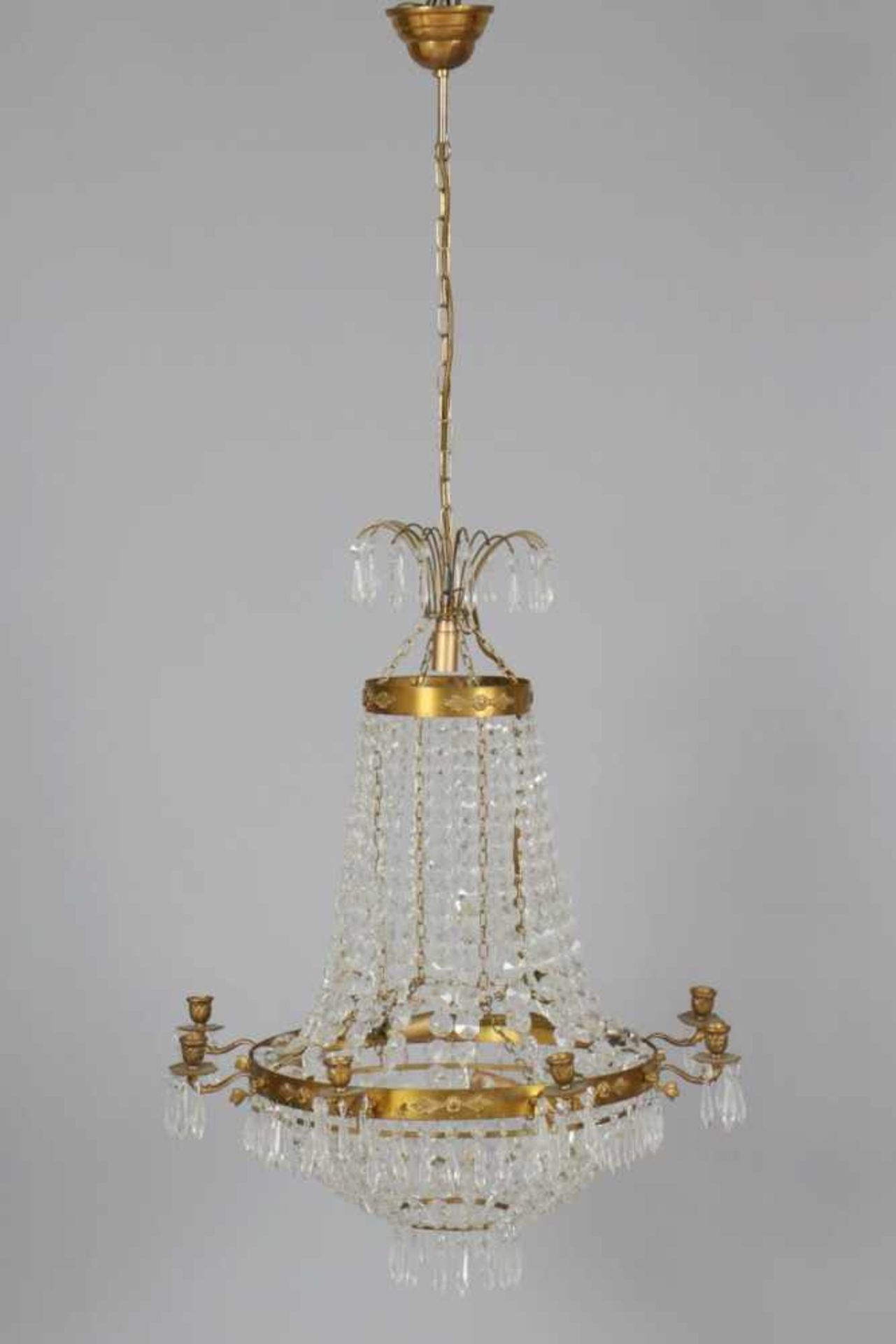 Deckenlampe im gustavianischen StilMessing und farblose Kristallprismen (Ketten und Tropfen),