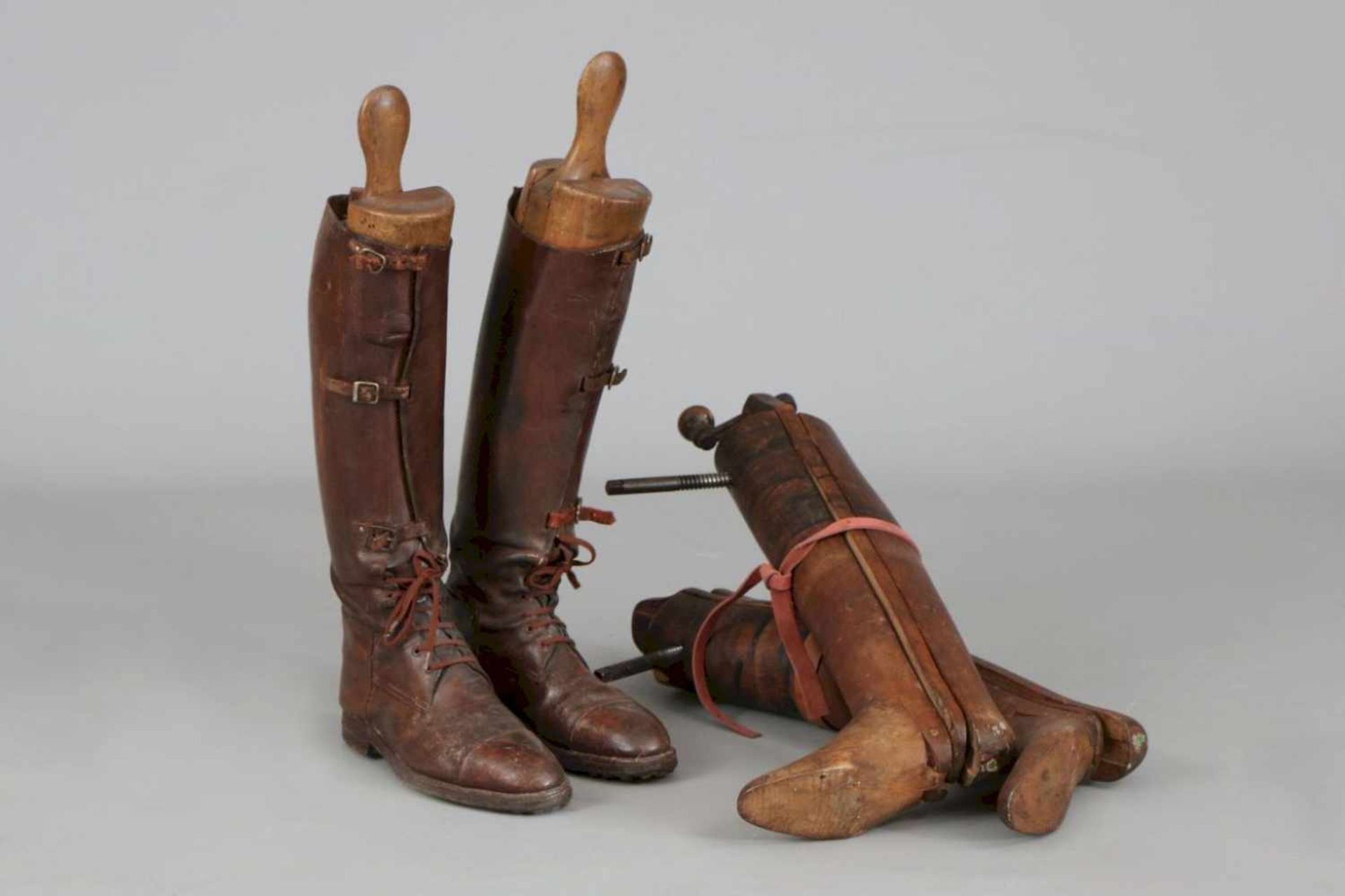 2 Paar frühe StiefelstreckerHolz, 1x mit Leder Reitstiefeln, um 1900, beide mit Eisen-