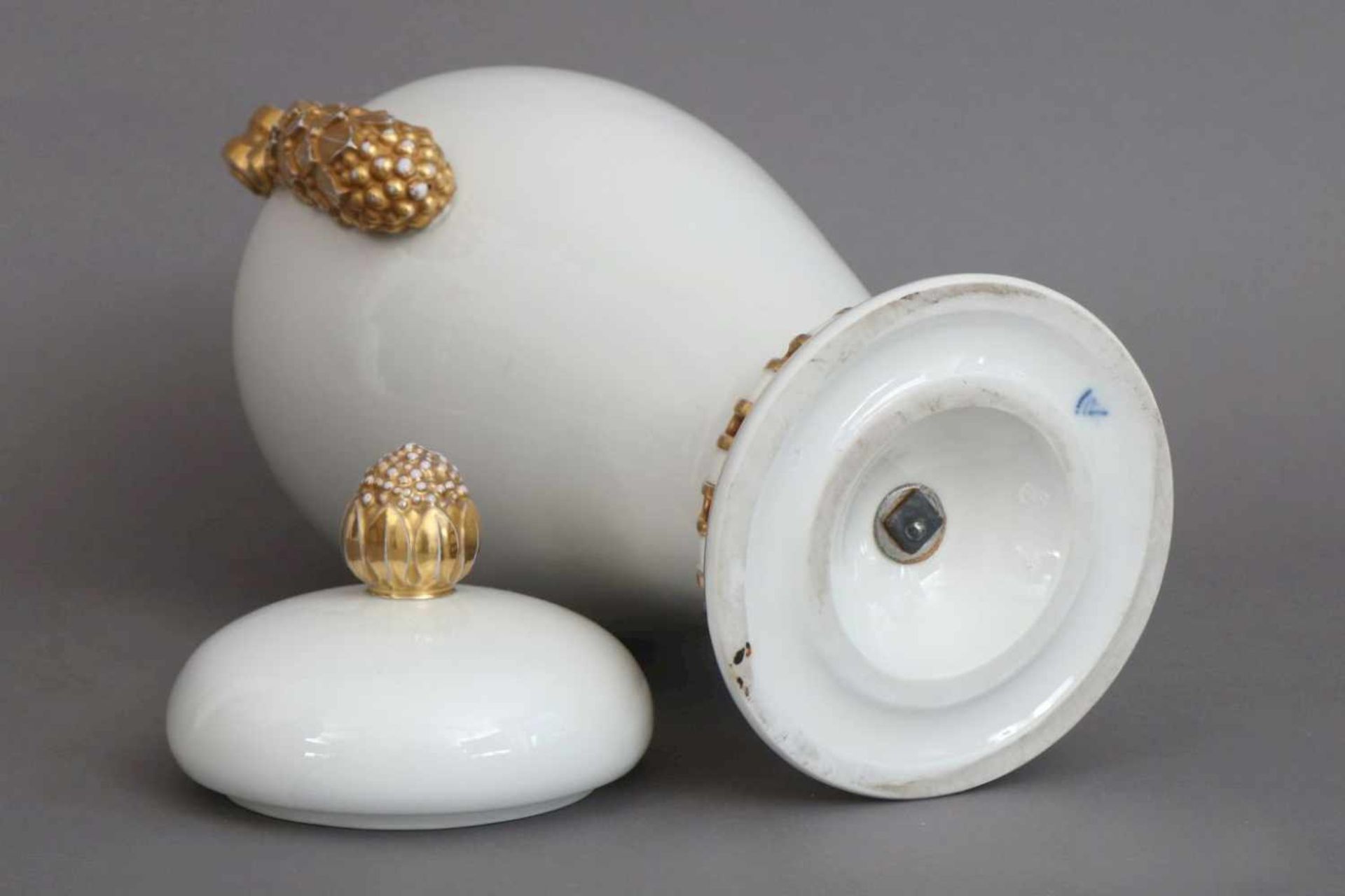 Großes DRESDEN Vasen-/Potpourrigefäßbekrönte ¨N¨-Marke, um 1900, ovoider Korpus auf eingezogenem - Bild 2 aus 2