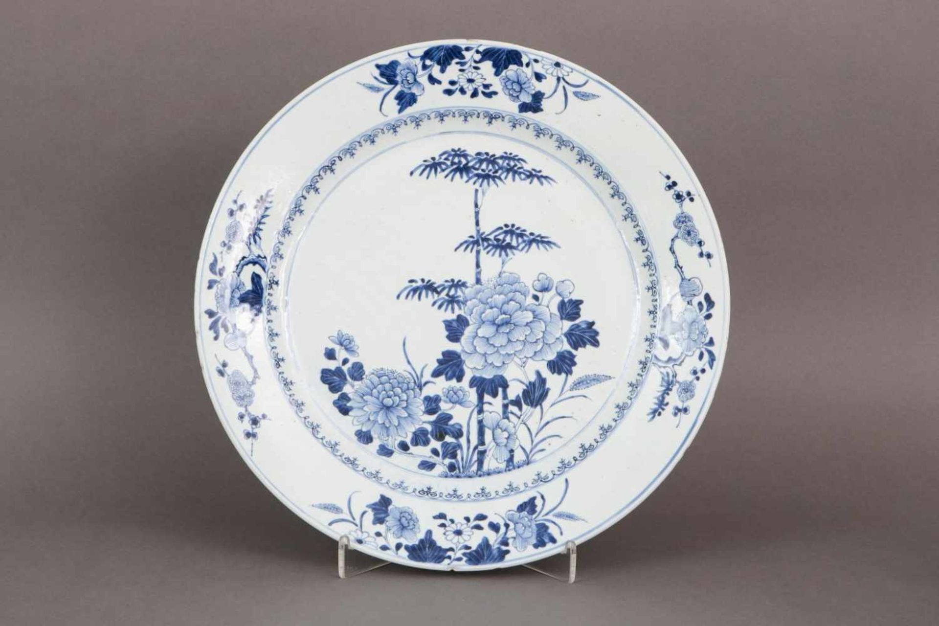 Chinesischer TellerPorzellan, weiß glasierter, runder Teller mit asiatischer Blaumalerei ¨Päonien