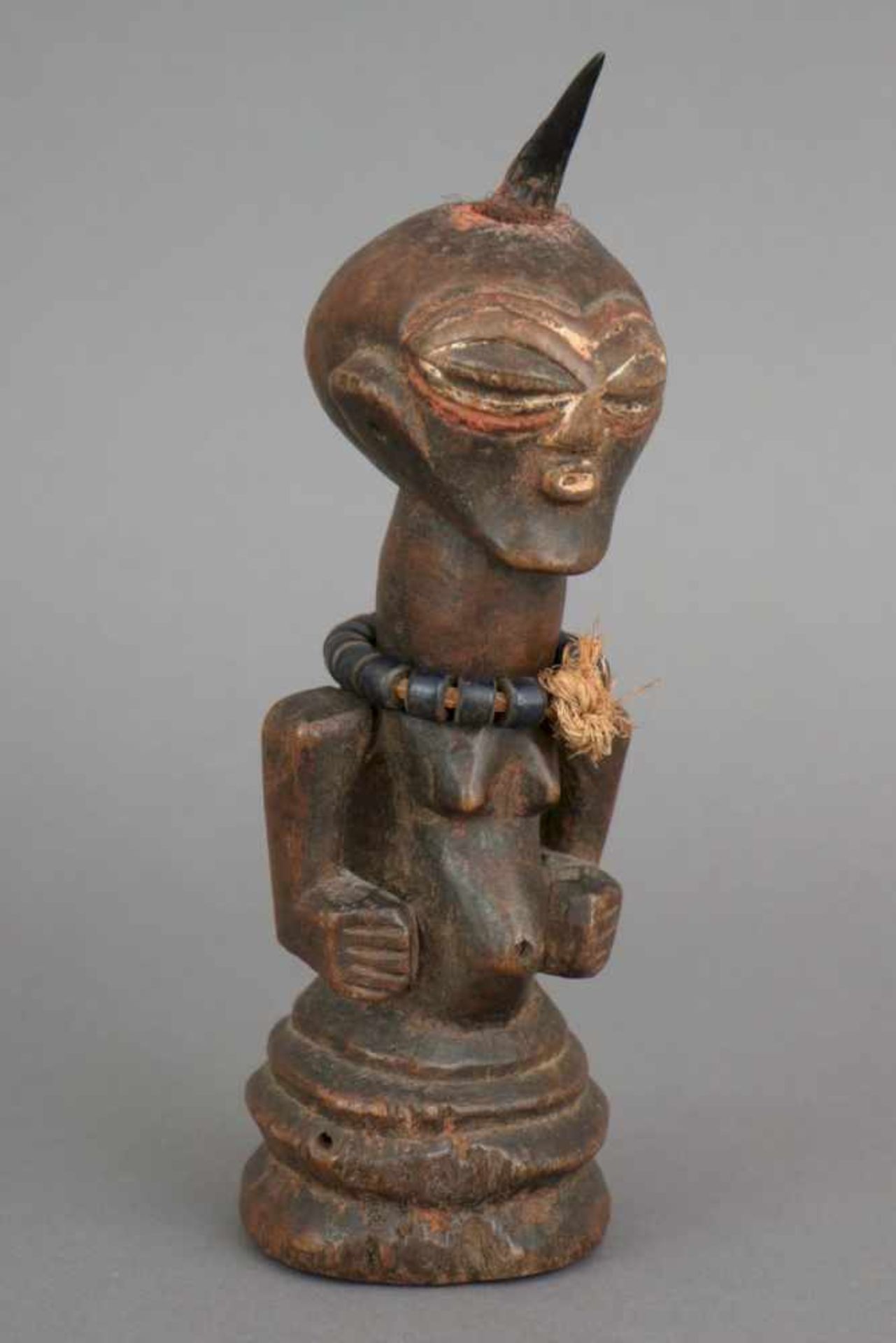 Afrikanische Fetischfigur der Songye, Kongowohl frühes 20. Jahrhundert, Holz, Beads und Metall,