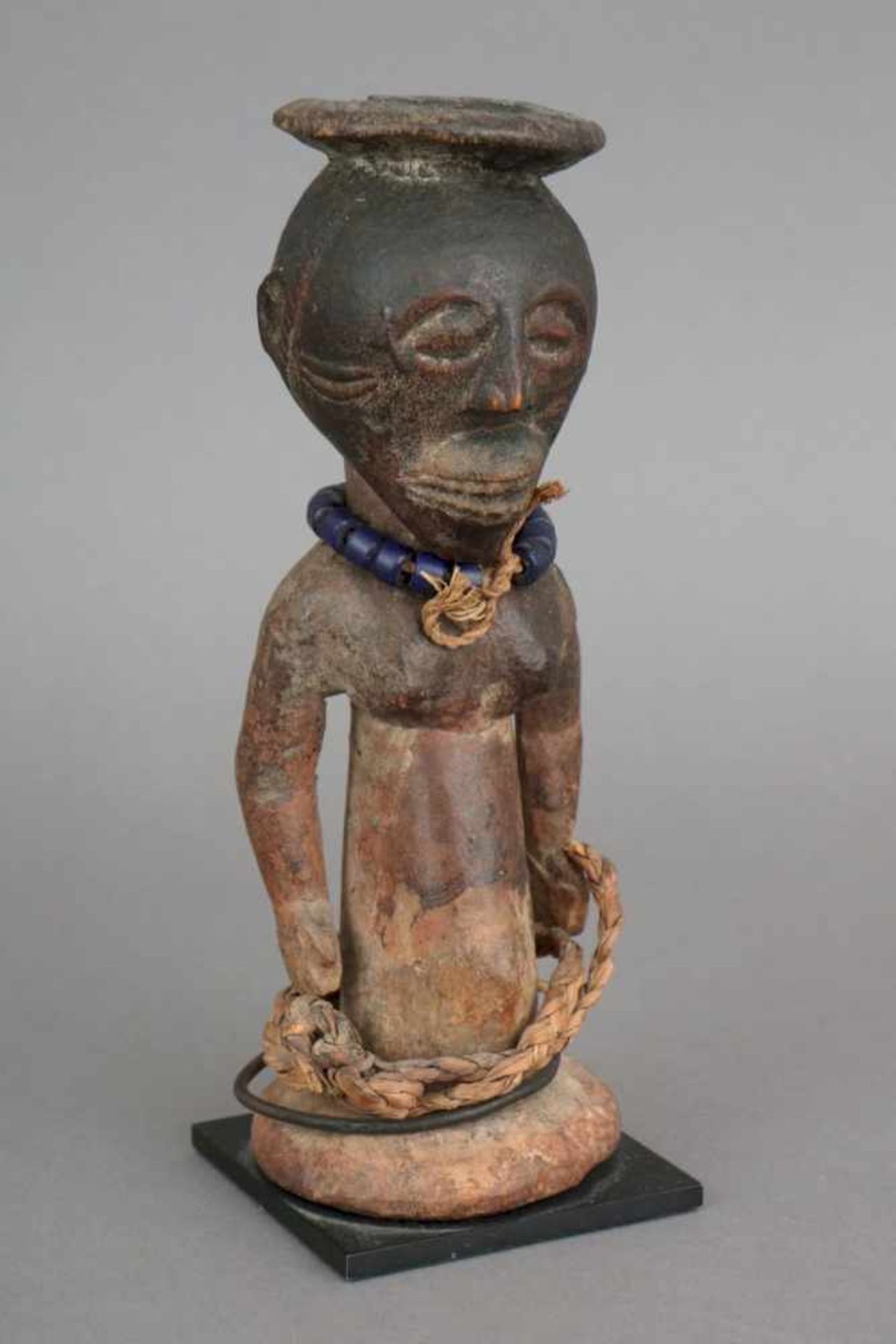Afrikanische Nkisi Fetischfigurwohl Songye, Kongo, 19./frühes 20. Jahrhundert, Holz, Beads, Metall