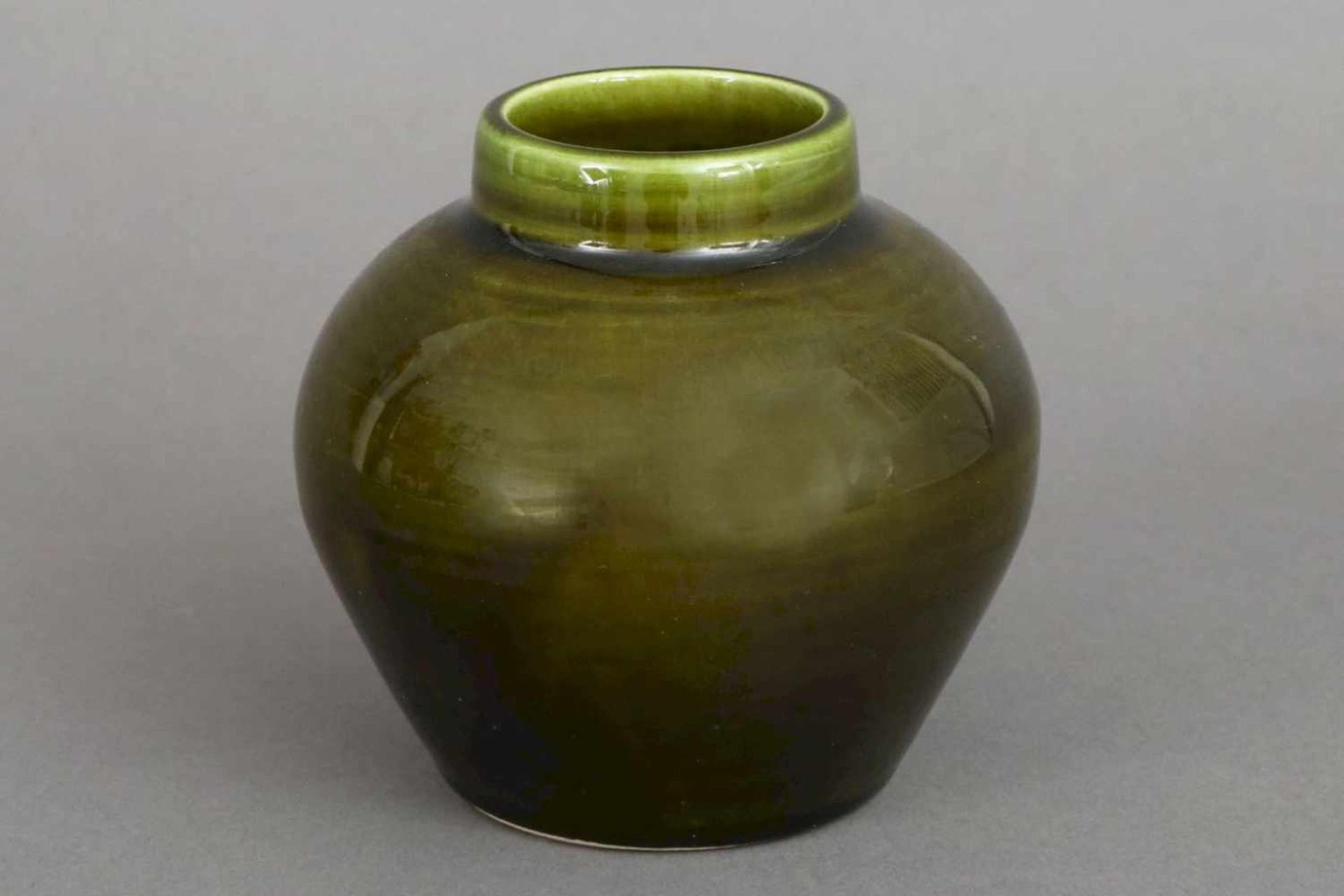 Chinesisches VasengefäßPorzellan, bauchiges Gefäß mit kurzem Hals, grüne Glasur, am Boden