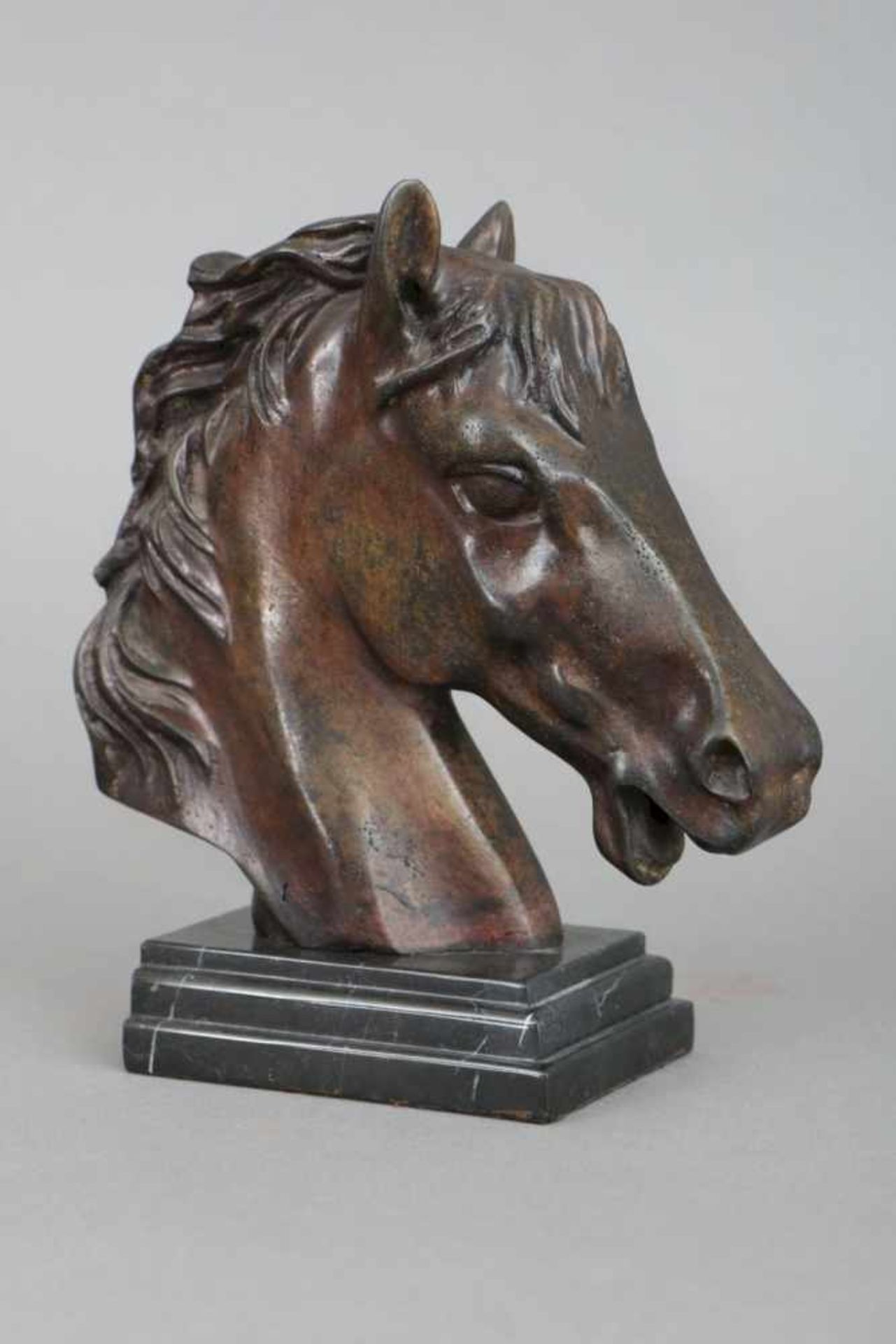 Bronzefigur/Buchstütze ¨Pferdekopf¨schwarz-braun patiniert, auf eckigem, gestuftem Marmorstand, H