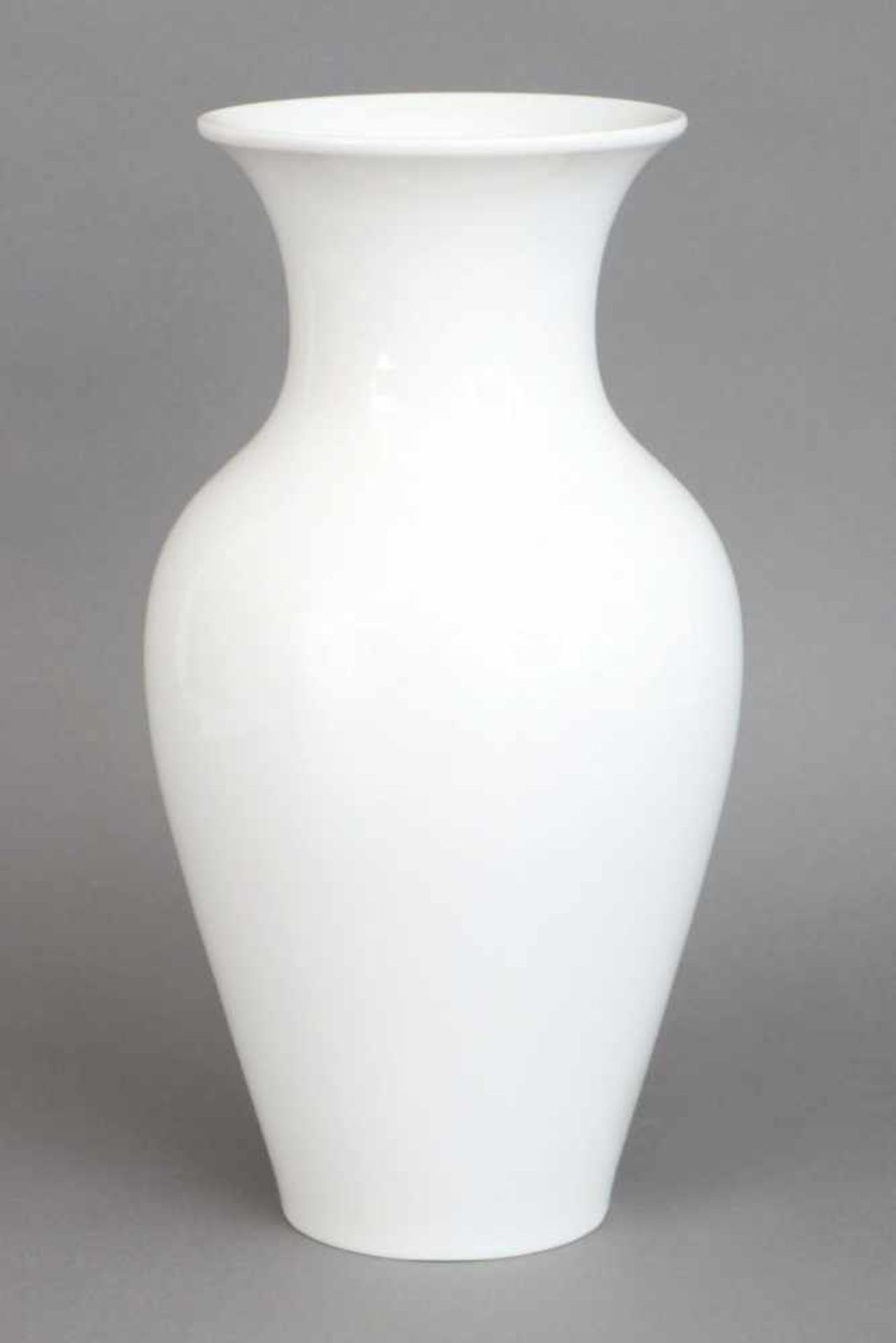 KPM BERLIN Vase im Stile MingWeißporzellan, Balusterform, am Boden gemarkt, H ca. 33cm, 1