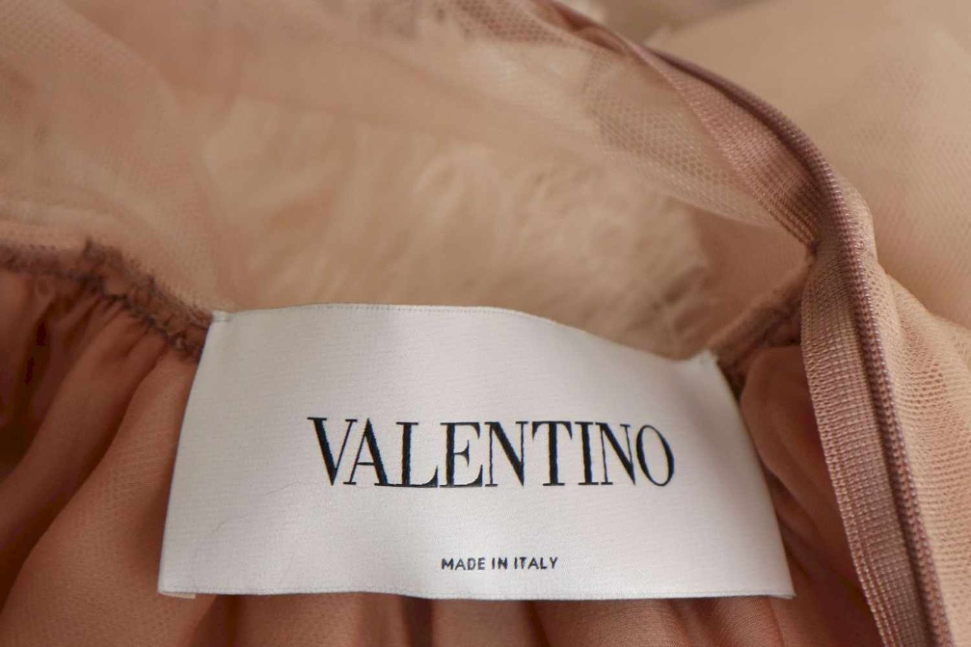 VALENTINO Abendkleidlanges Kleid aus nudefarbenem, üppig besticktem Polyamid-Stoff mit weißem Feder- - Bild 3 aus 3